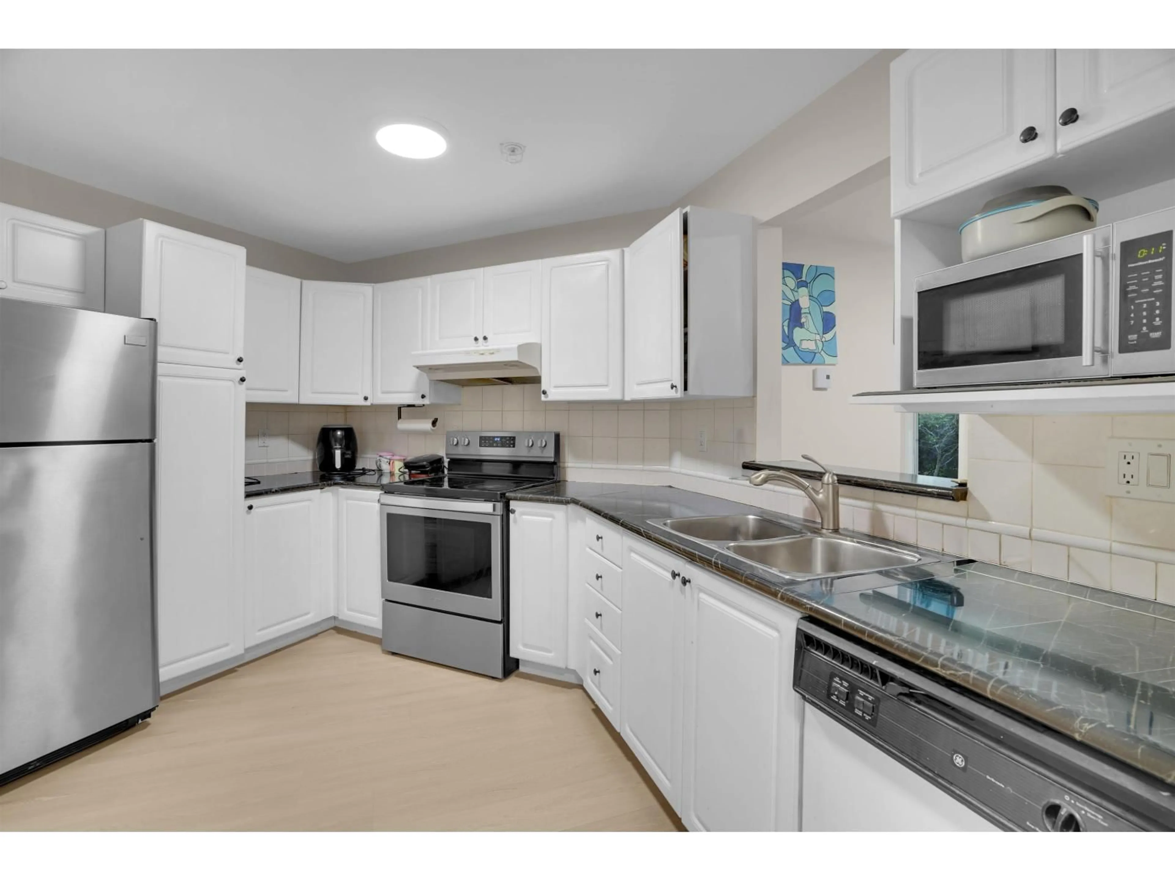 Standard kitchen, ceramic/tile floor for 111 - 7171 121 STREET, Surrey British Columbia V3W1G9