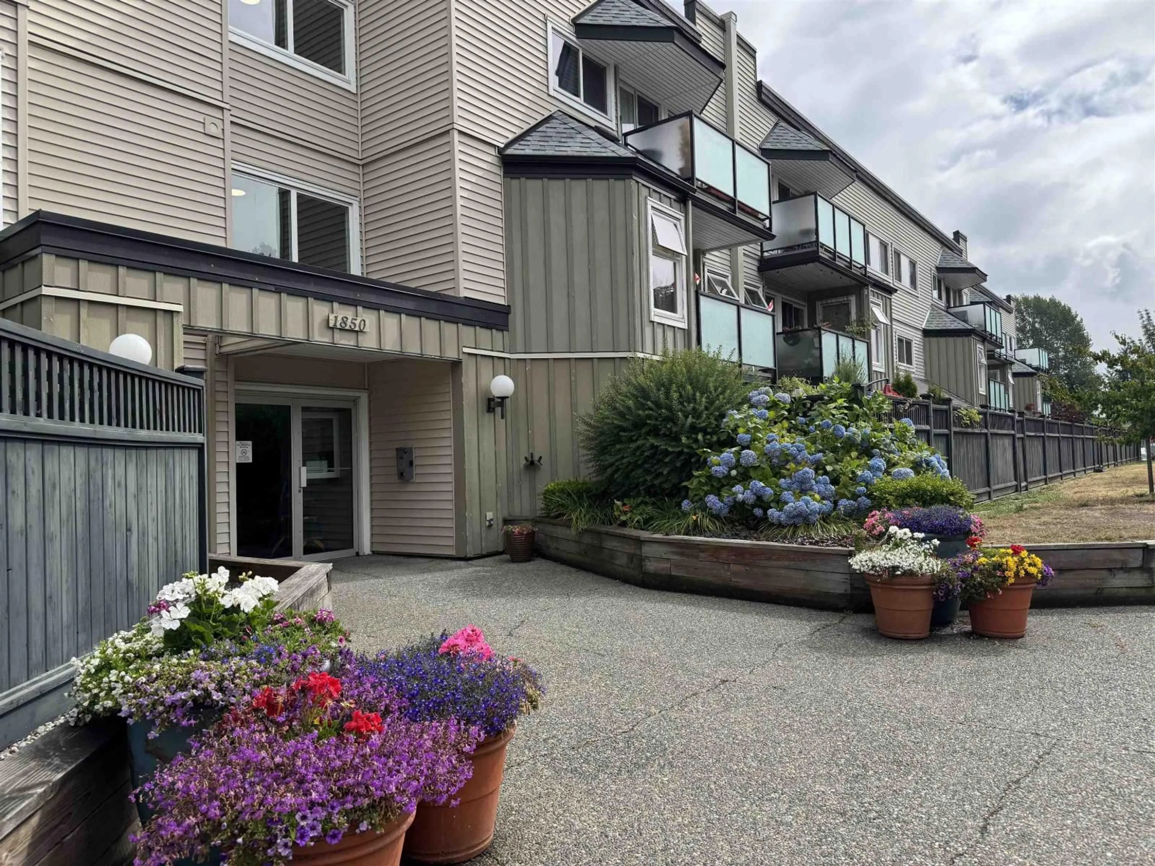 Patio, mountain view for 321 - 1850 SOUTHMERE CRESCENT EAST, Surrey British Columbia V4A6Y6