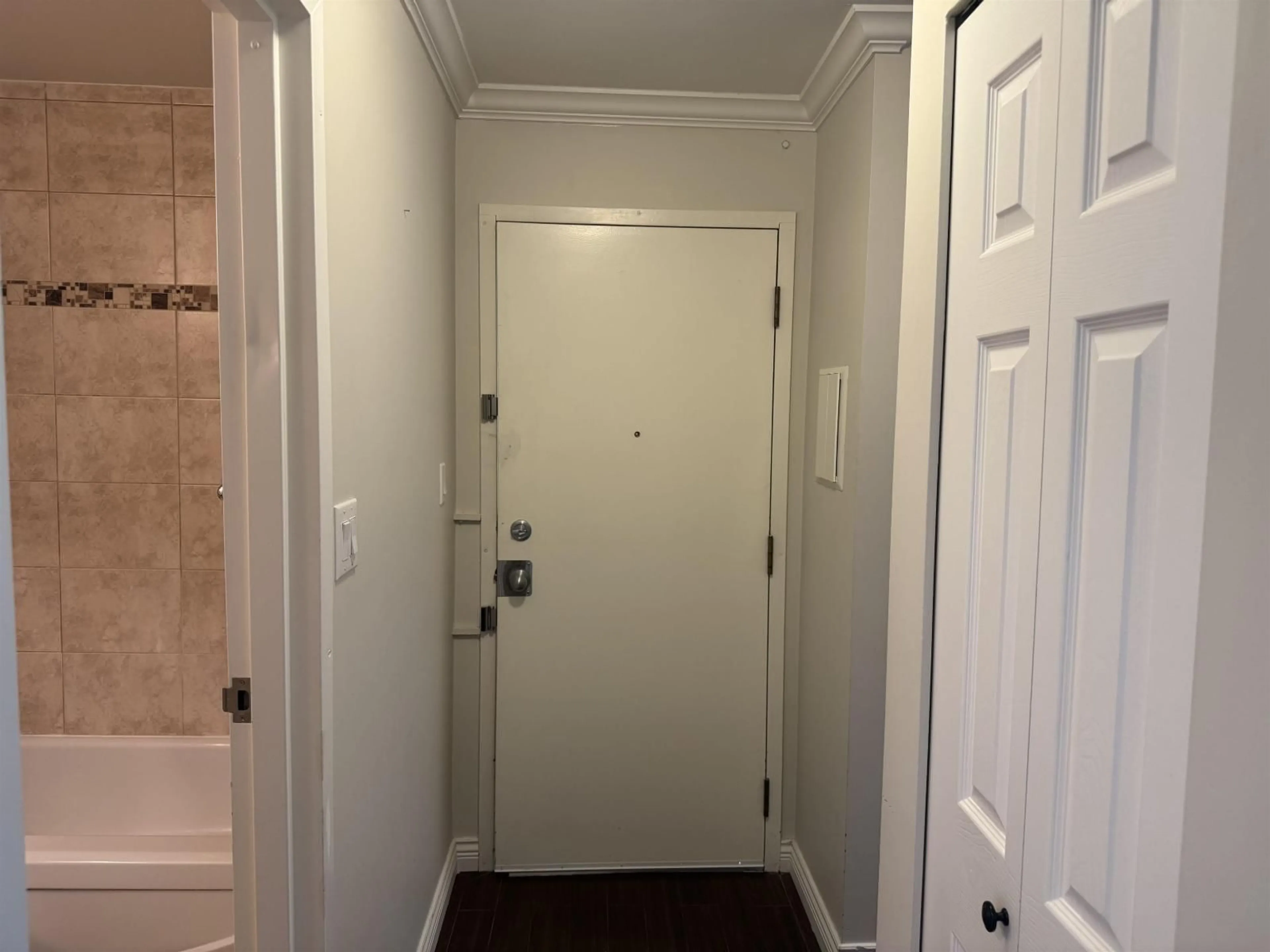 Indoor entryway for 321 - 1850 SOUTHMERE CRESCENT EAST, Surrey British Columbia V4A6Y6