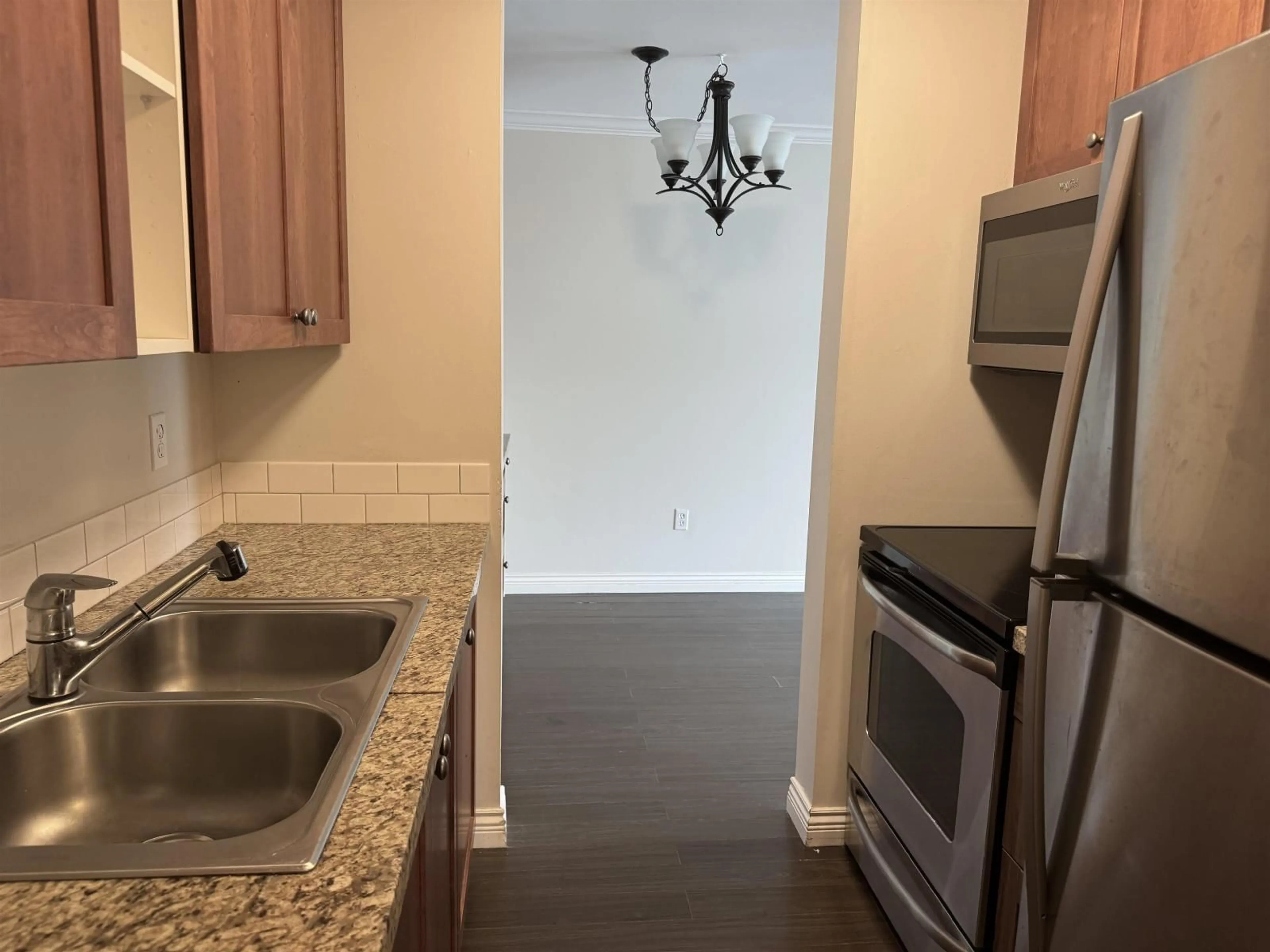 Standard kitchen, ceramic/tile floor for 321 - 1850 SOUTHMERE CRESCENT EAST, Surrey British Columbia V4A6Y6