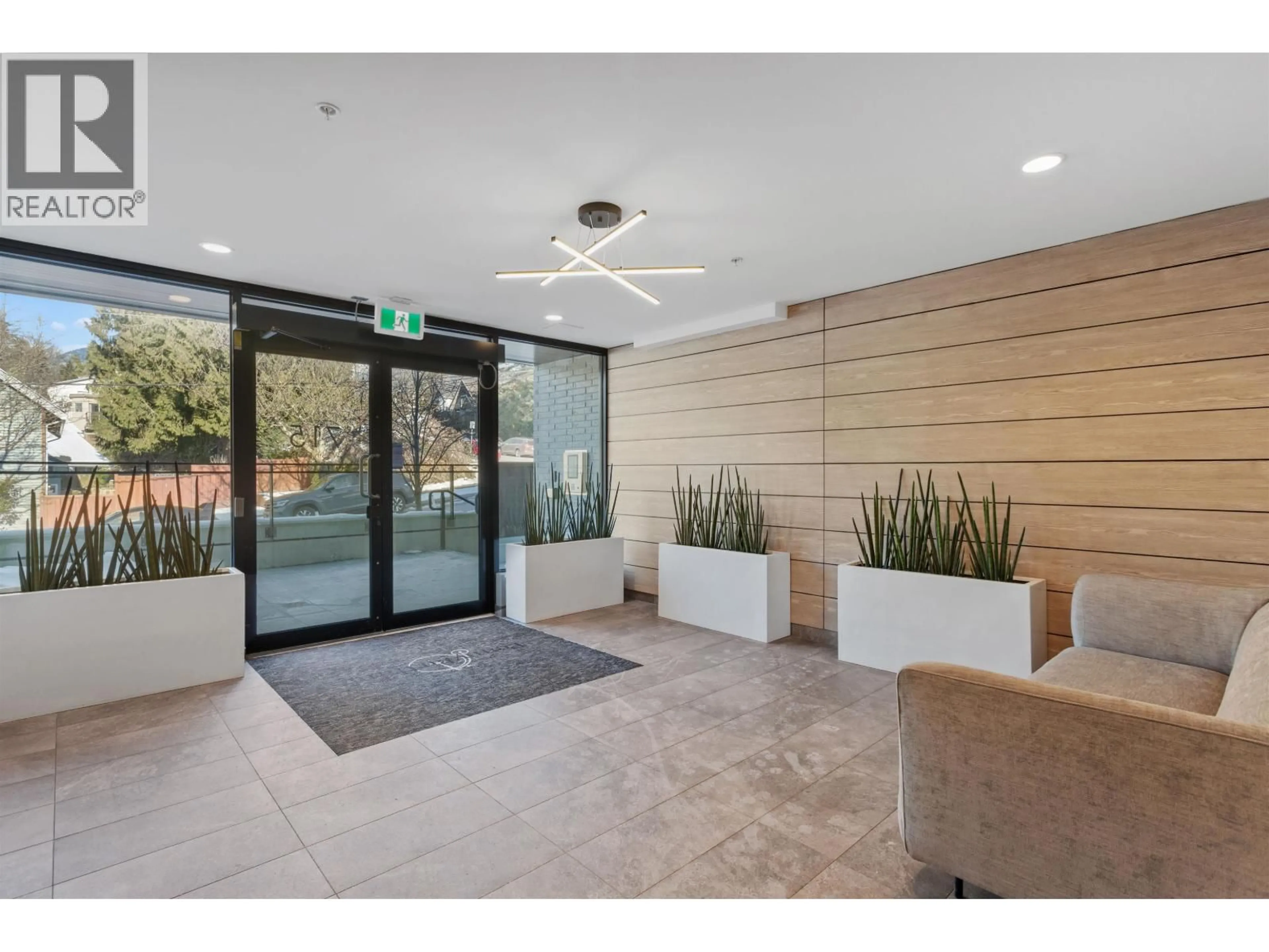 Indoor foyer for 204 - 715 15TH STREET, North Vancouver British Columbia V7M1T2