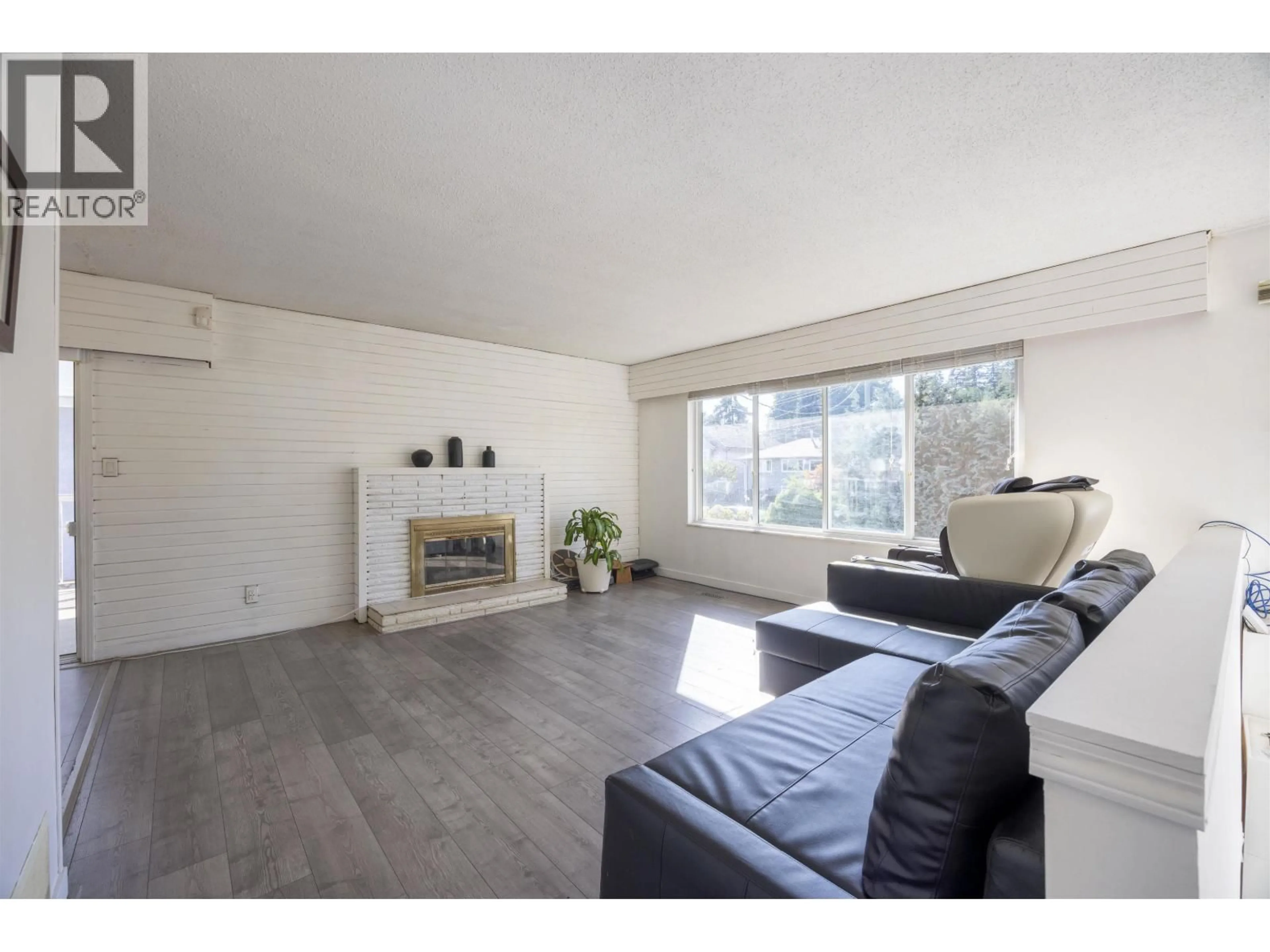 Living room with furniture, unknown for 3648 VINCENT STREET, Port Coquitlam British Columbia V3B3T9