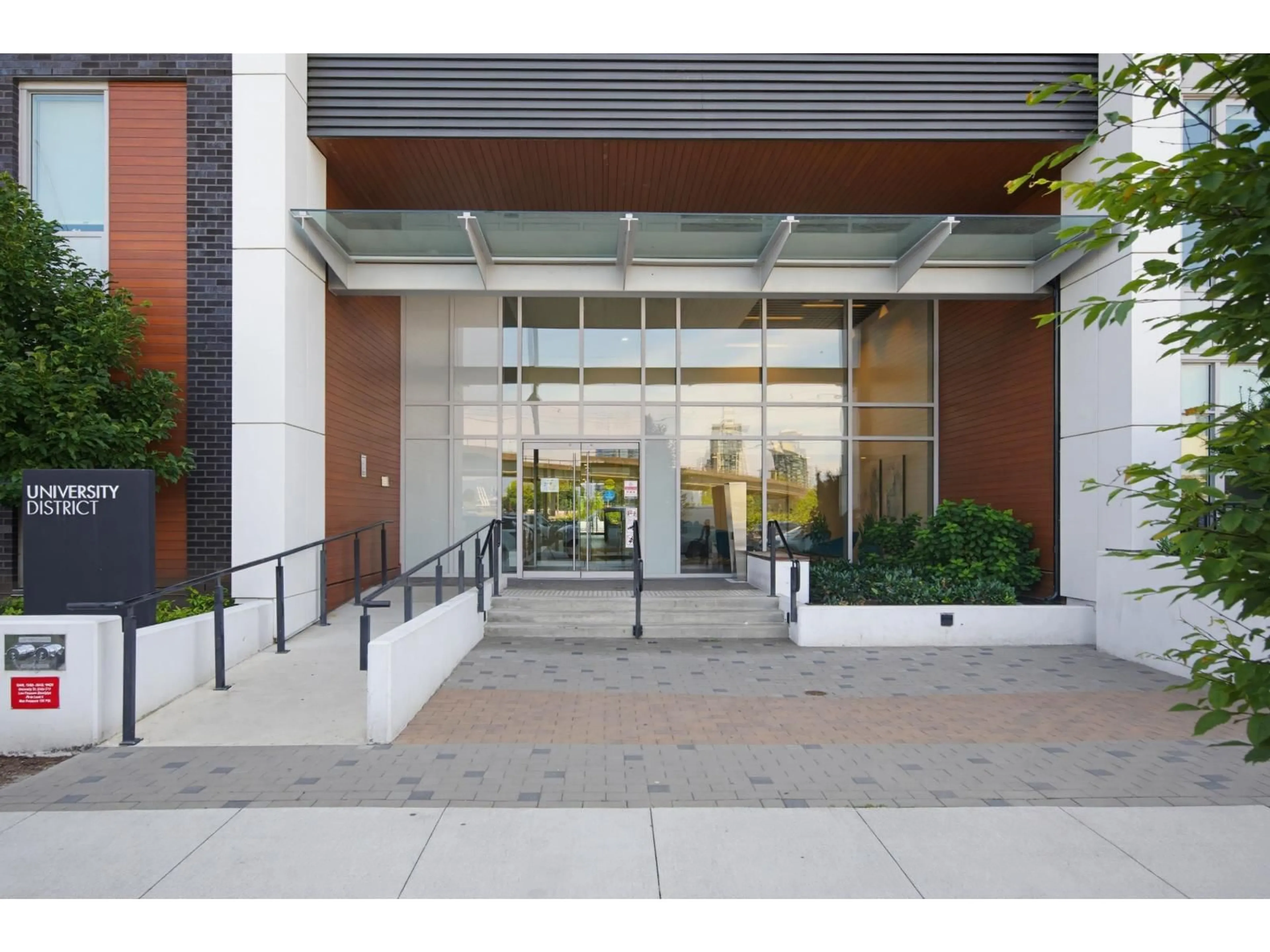 Indoor foyer for 1012 - 13428 105 AVENUE, Surrey British Columbia V3T0S6