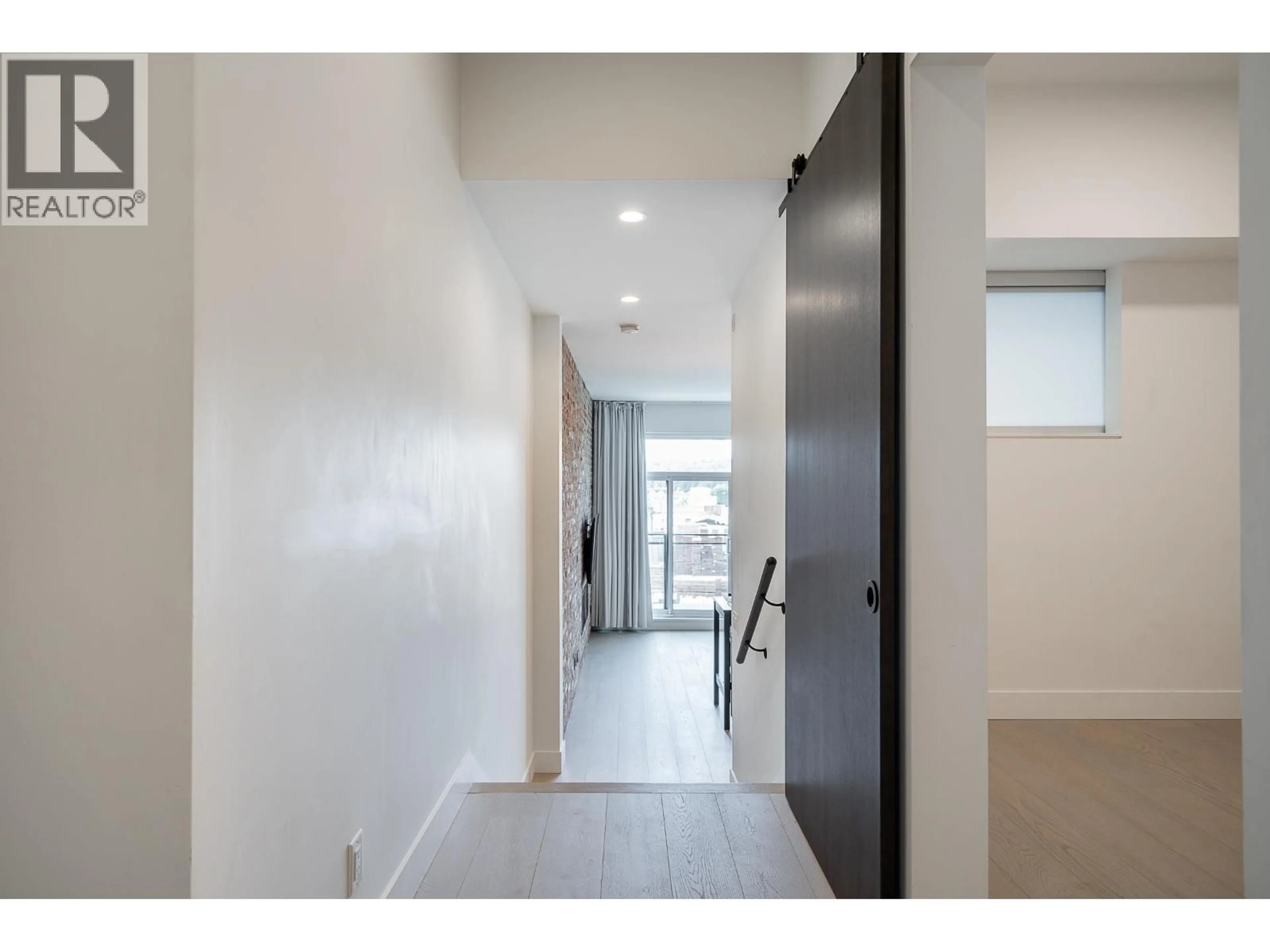 Indoor entryway for 322 - 300 SALTER STREET, New Westminster British Columbia V3M0L9
