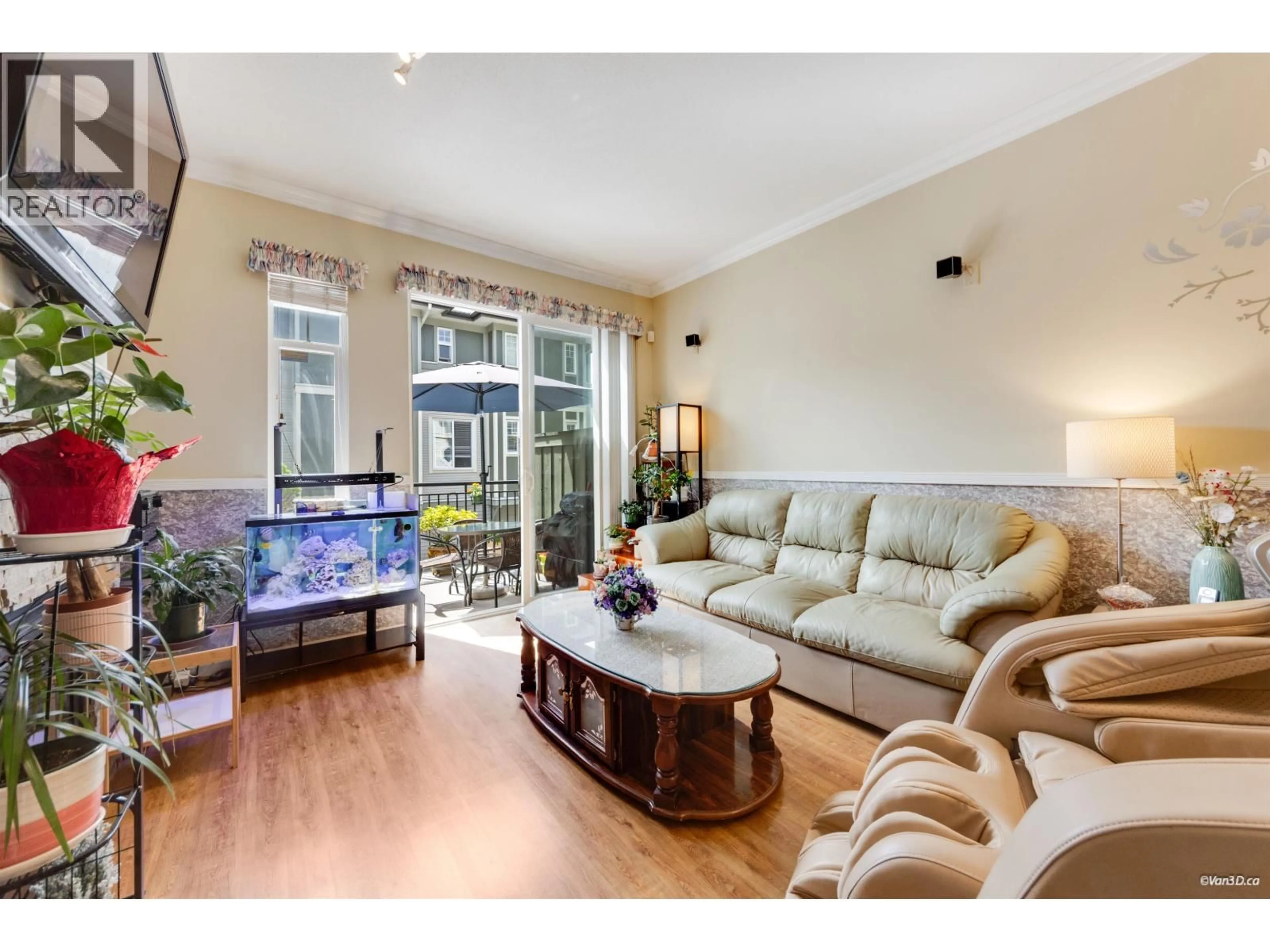 Living room with furniture, wood/laminate floor for 19 - 1010 EWEN AVENUE, New Westminster British Columbia V3M5C9