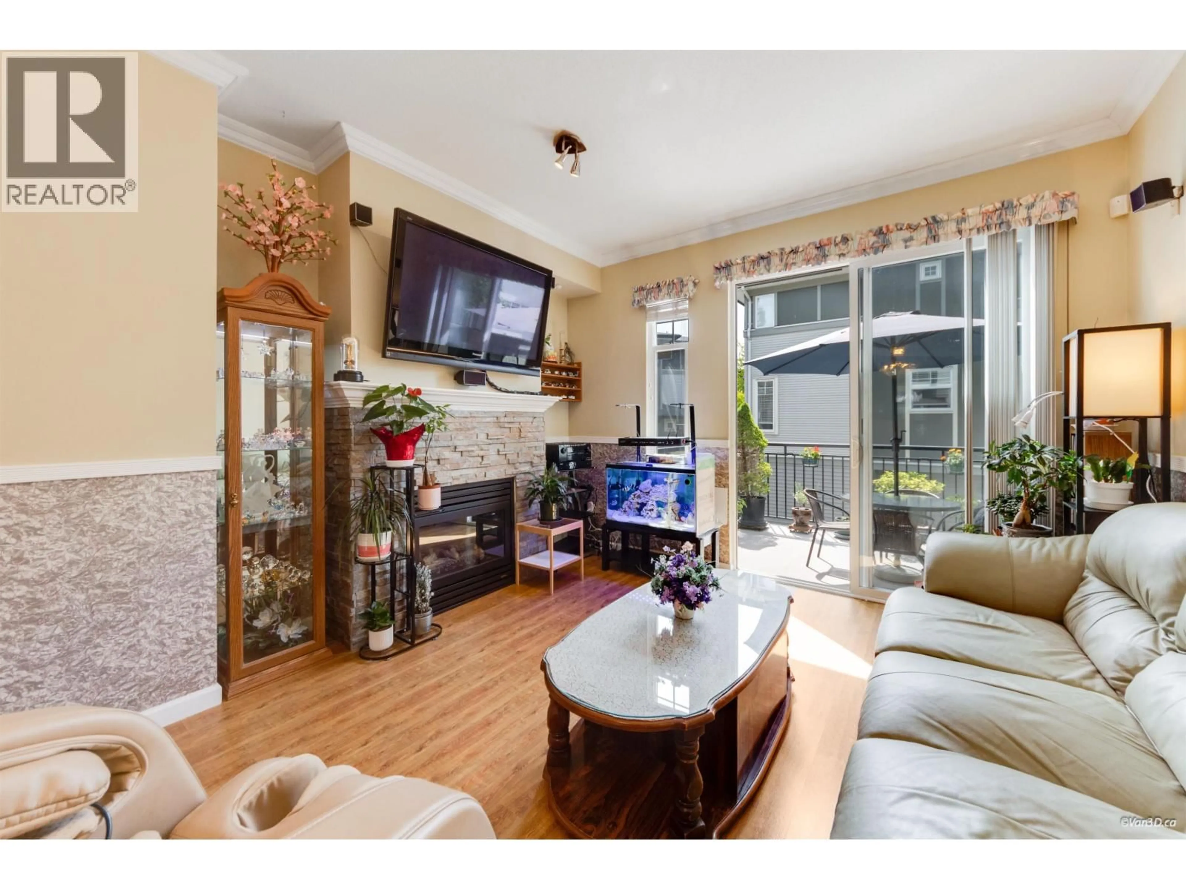 Living room with furniture, wood/laminate floor for 19 - 1010 EWEN AVENUE, New Westminster British Columbia V3M5C9