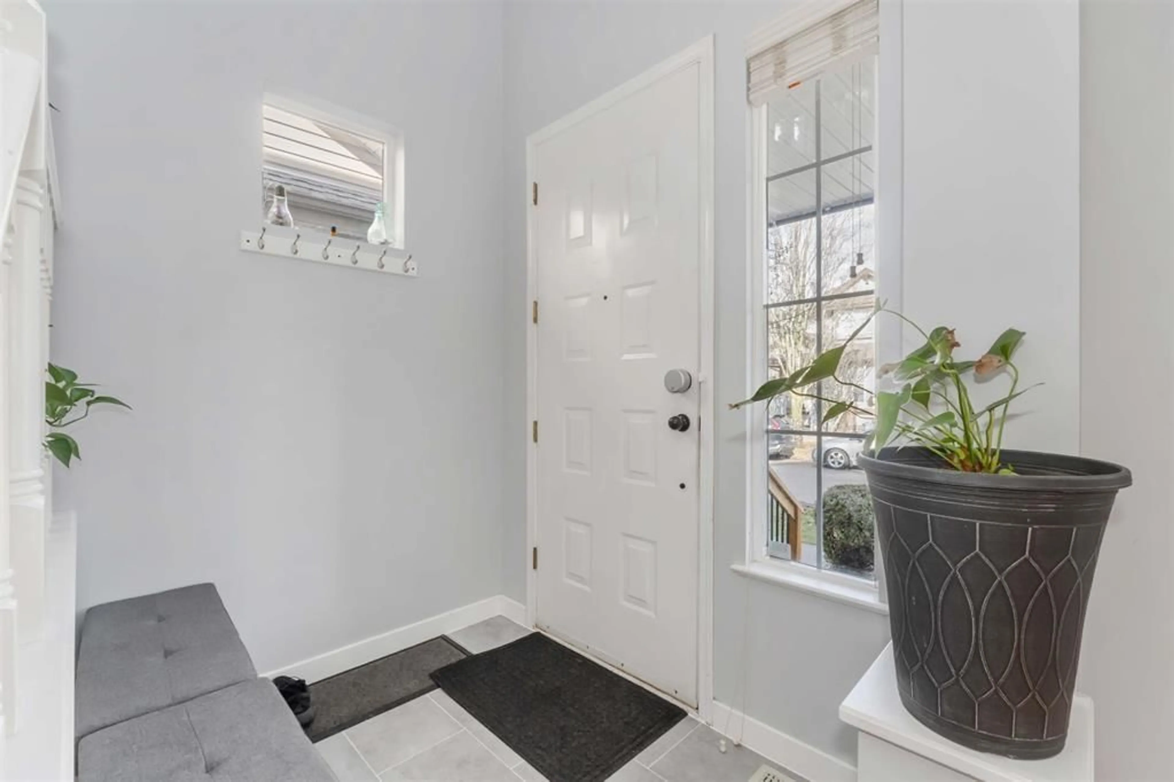 Indoor entryway for 18476 66A AVENUE, Surrey British Columbia V3S9B1