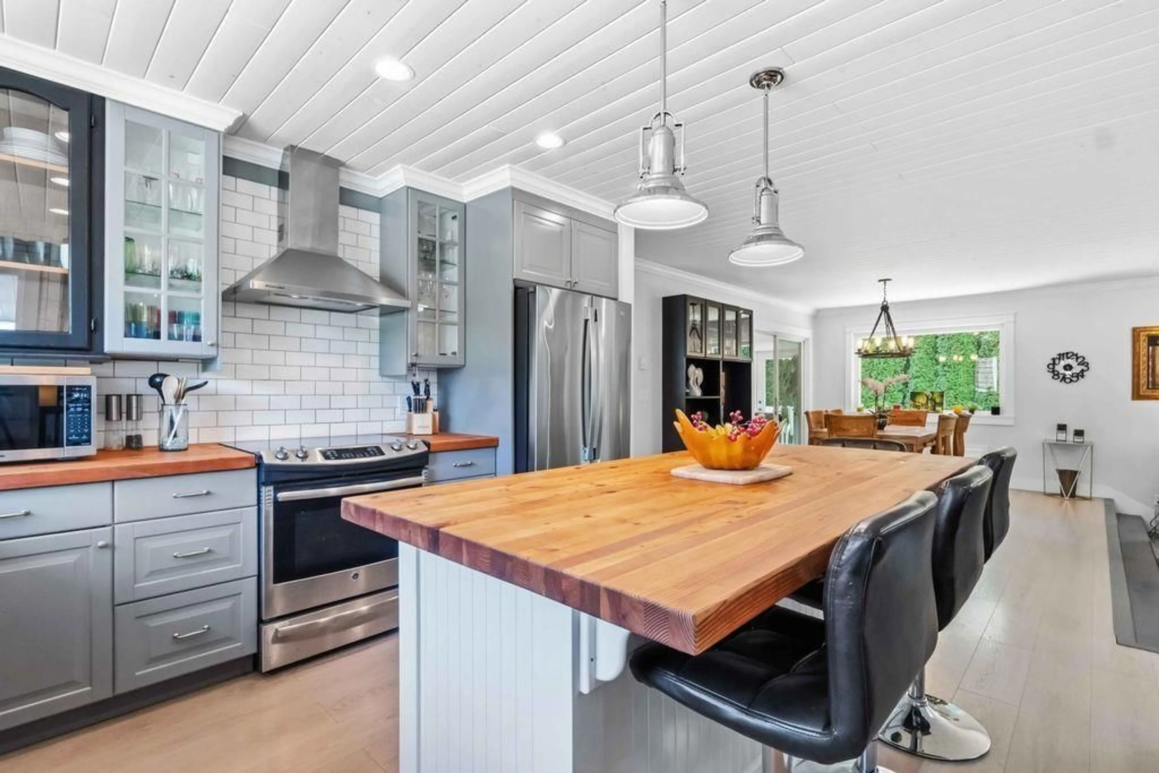 Open concept kitchen, ceramic/tile floor for 16127 8 AVENUE, Surrey British Columbia V4A8W5