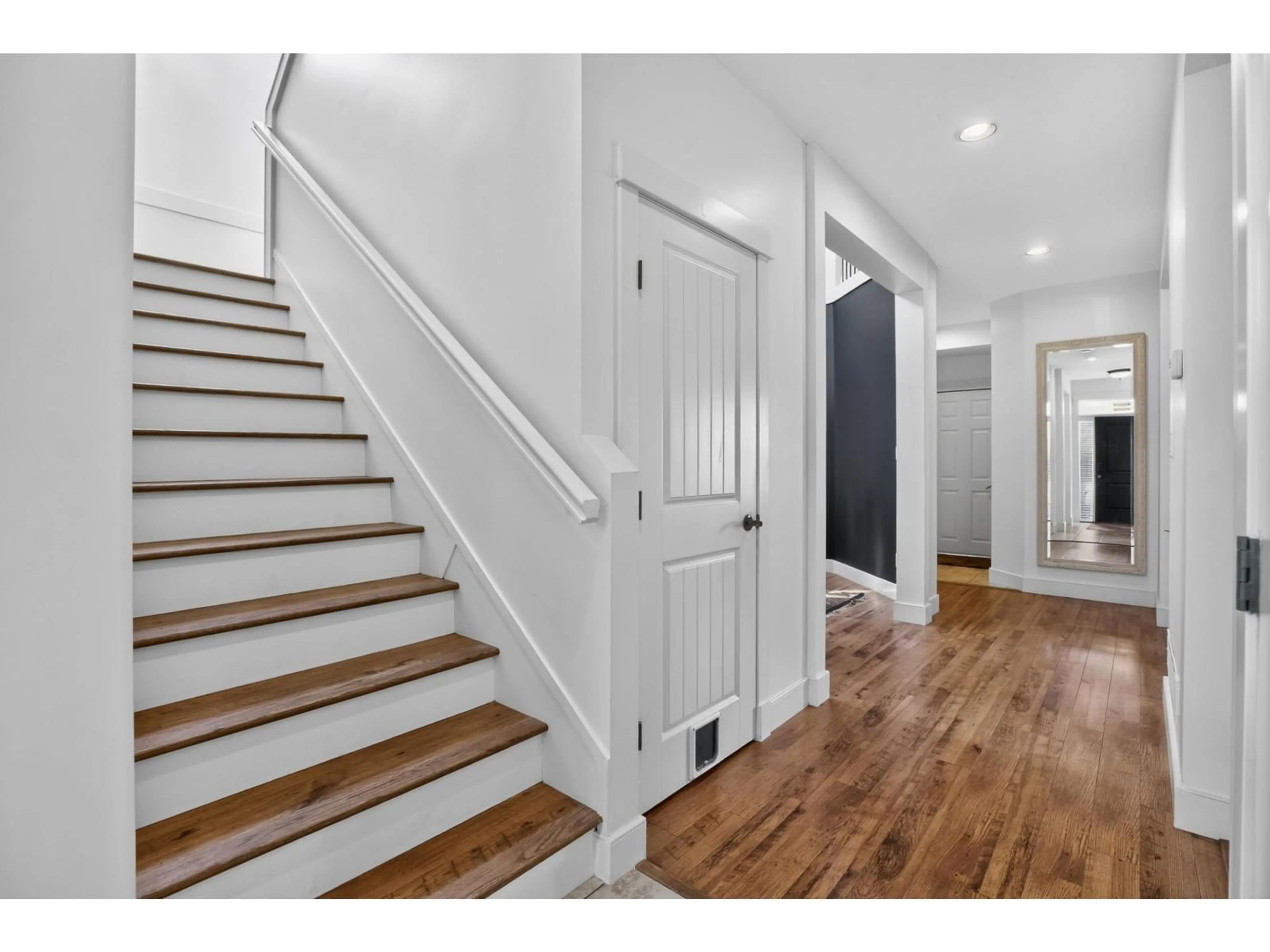Indoor entryway for 19289 69 AVENUE, Surrey British Columbia V4N0B7