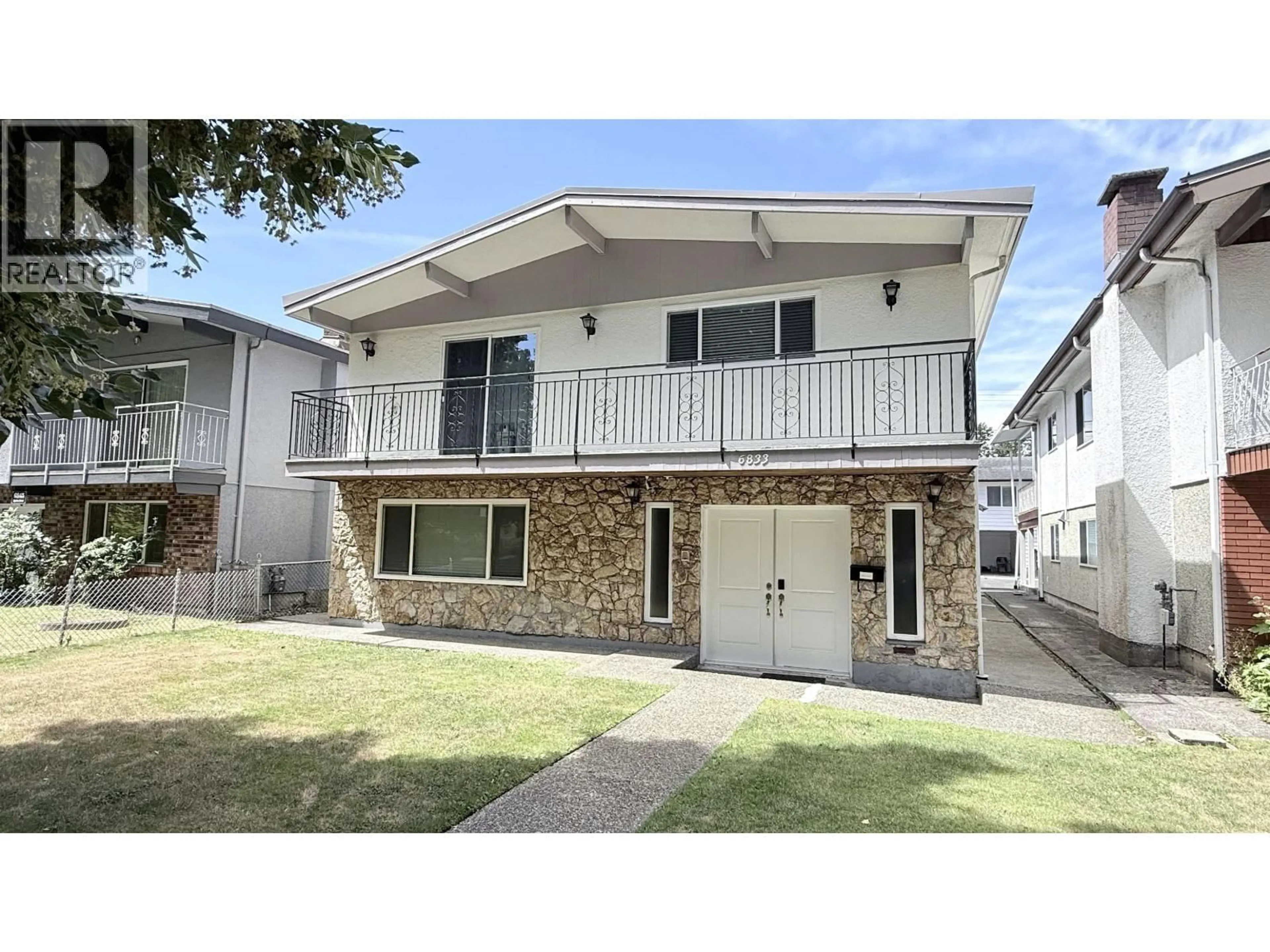 Home with vinyl exterior material, street for 6833 QUEBEC STREET, Vancouver British Columbia V5X3G3