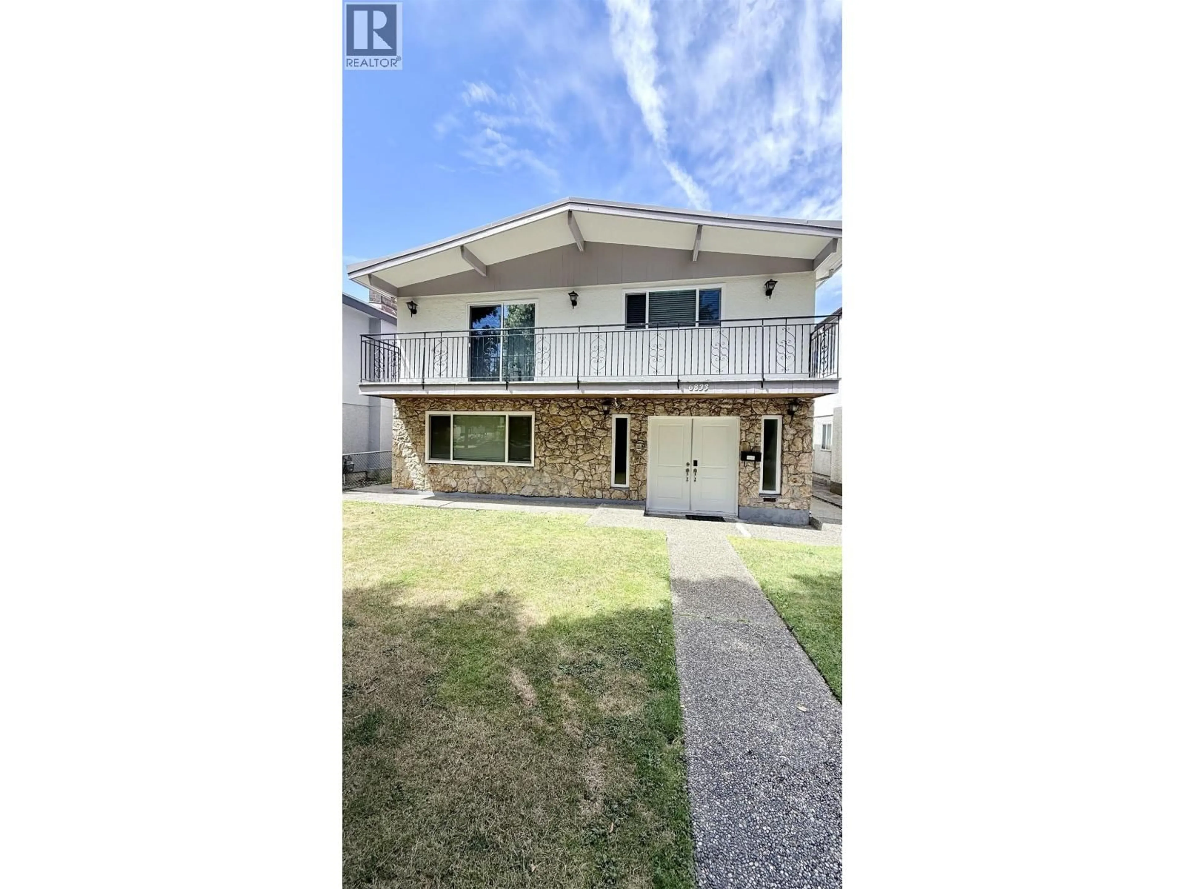A pic from outside/outdoor area/front of a property/back of a property/a pic from drone, street for 6833 QUEBEC STREET, Vancouver British Columbia V5X3G3