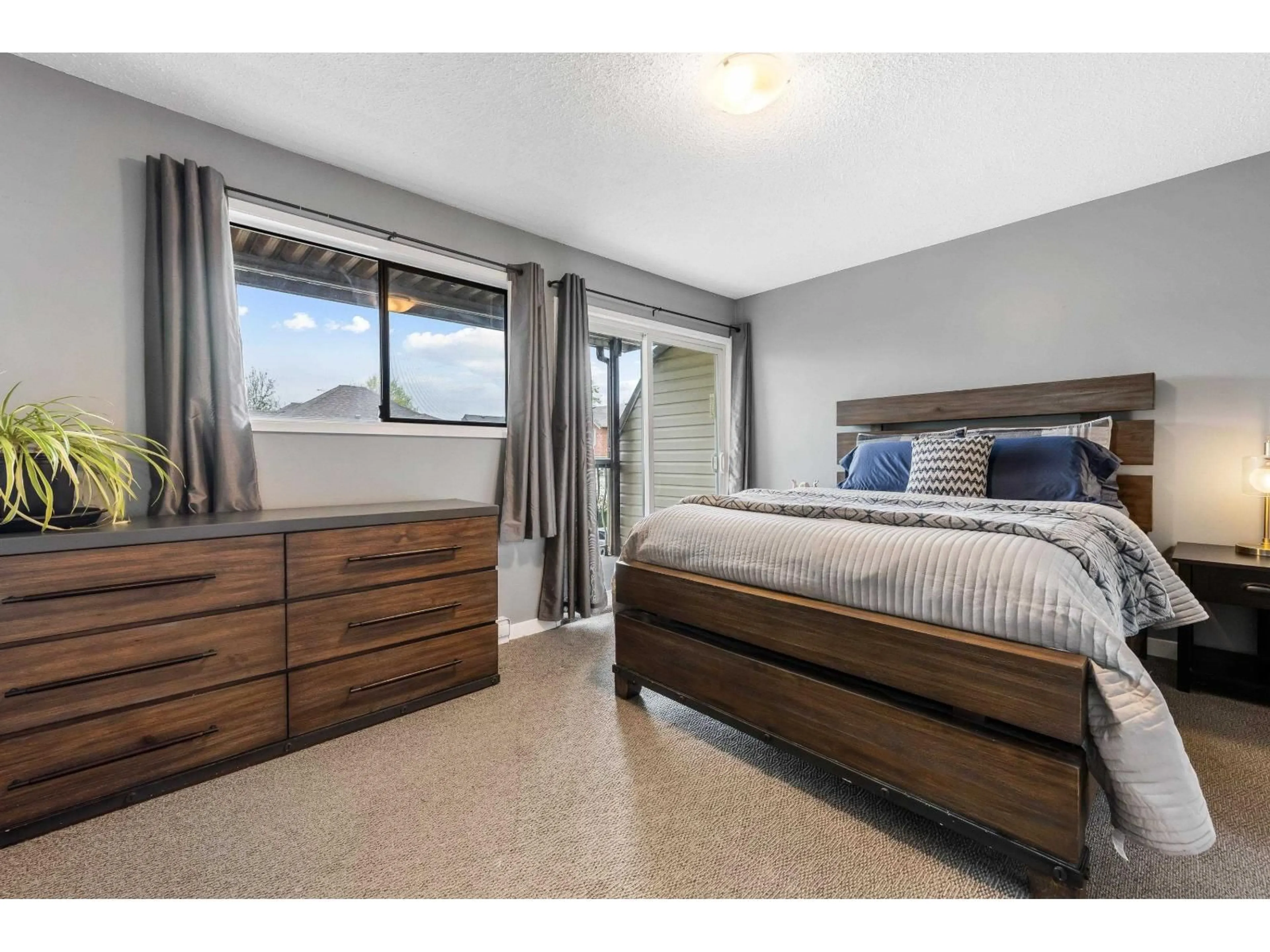 Bedroom with bed, wood/laminate floor for 7 - 9446 HAZEL STREET, Chilliwack British Columbia V2P5N1