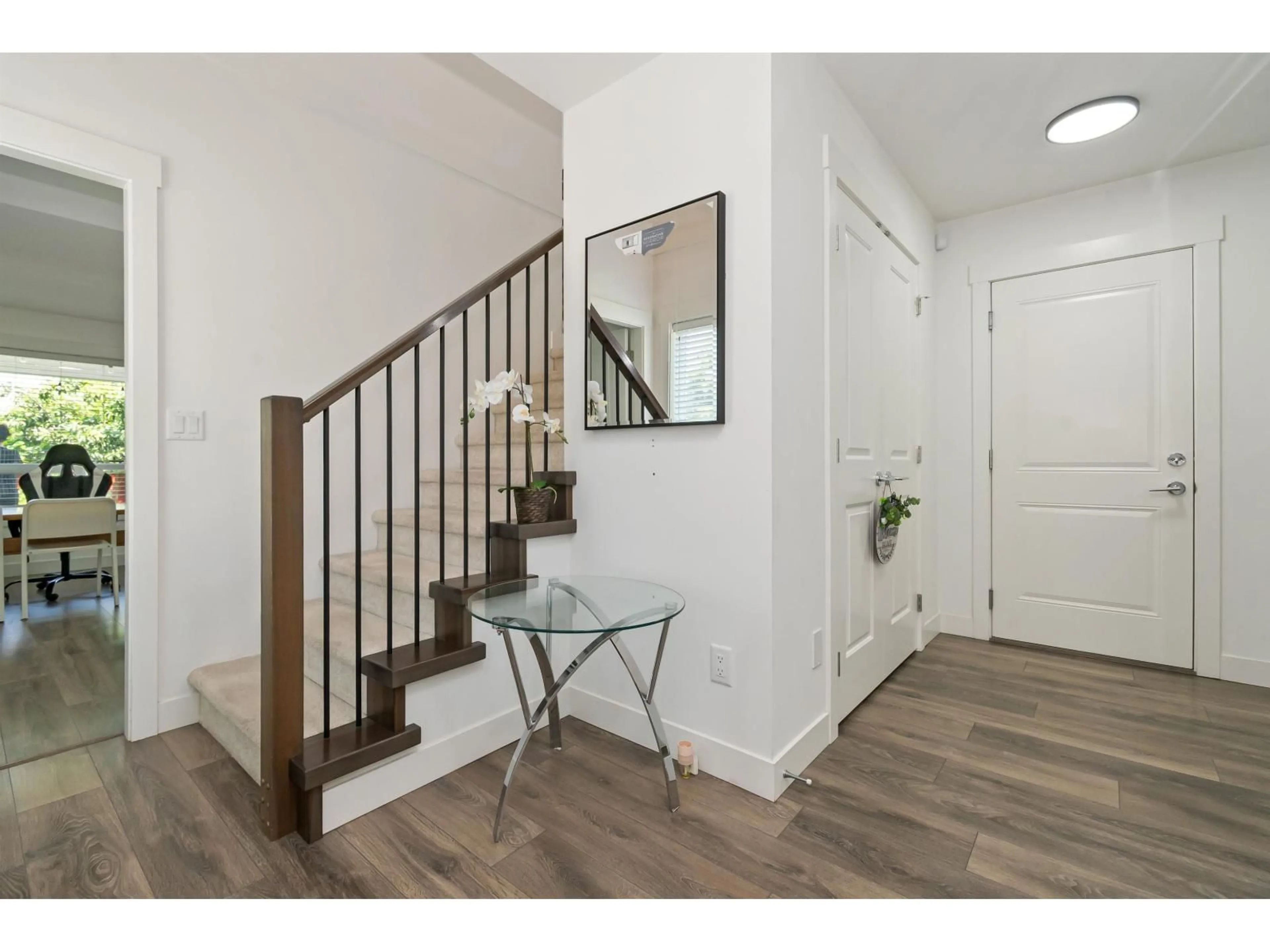 Indoor entryway for 10 - 63650 FLOOD HOPE ROAD, Hope British Columbia V0X1L2