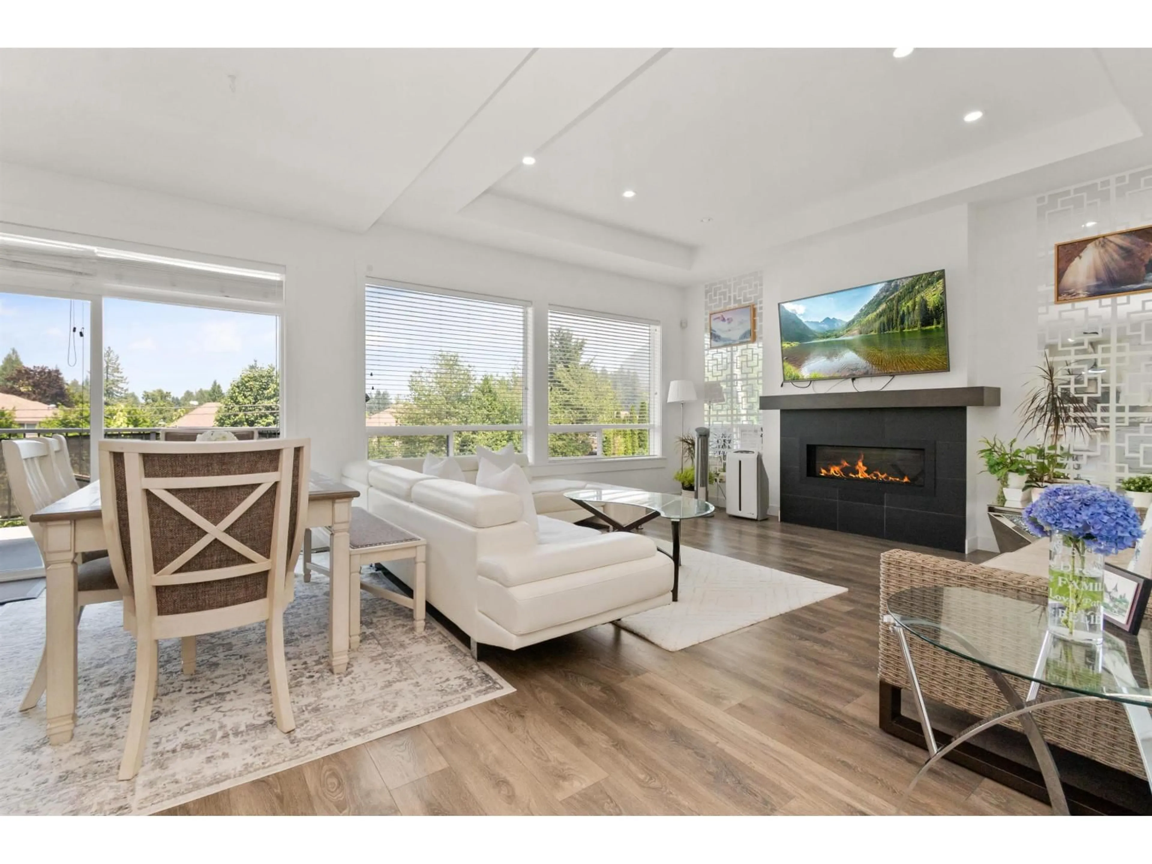 Living room with furniture, wood/laminate floor for 10 - 63650 FLOOD HOPE ROAD, Hope British Columbia V0X1L2