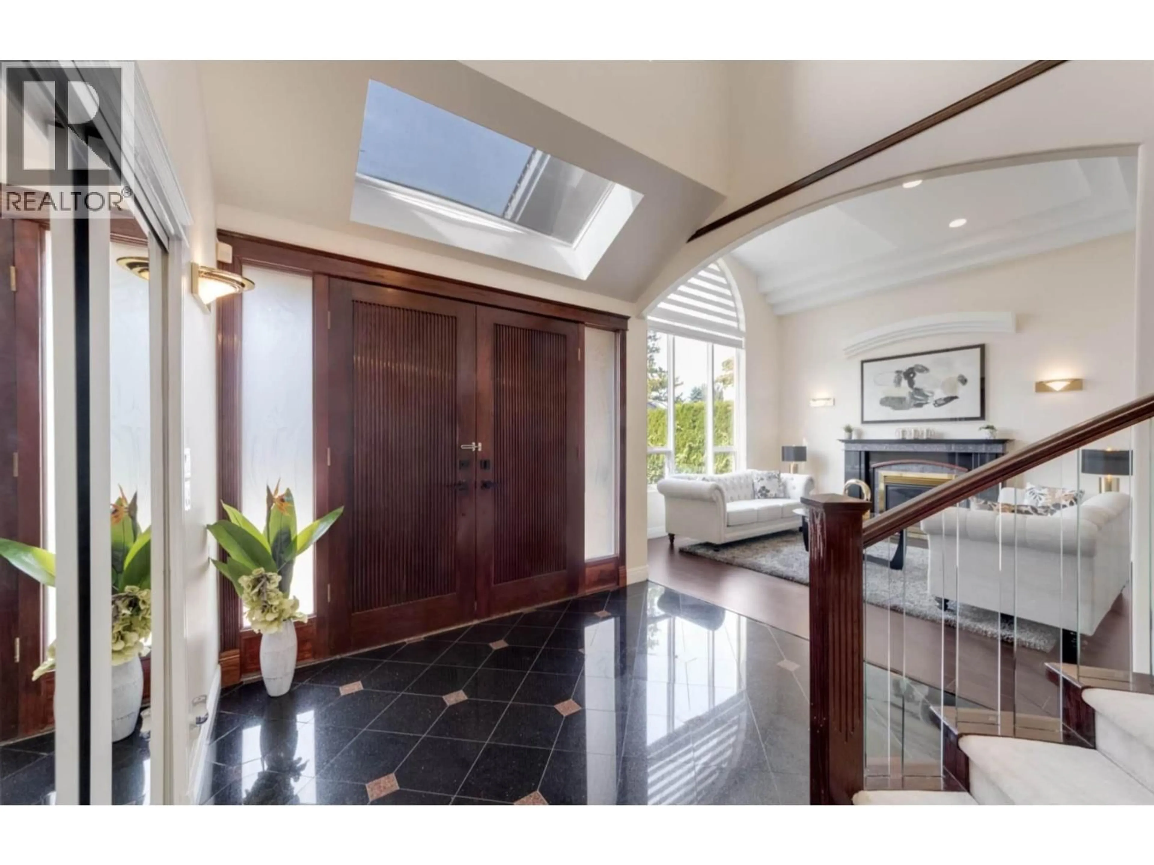 Indoor foyer for 10320 SCOTSDALE AVENUE, Richmond British Columbia V7E3V1