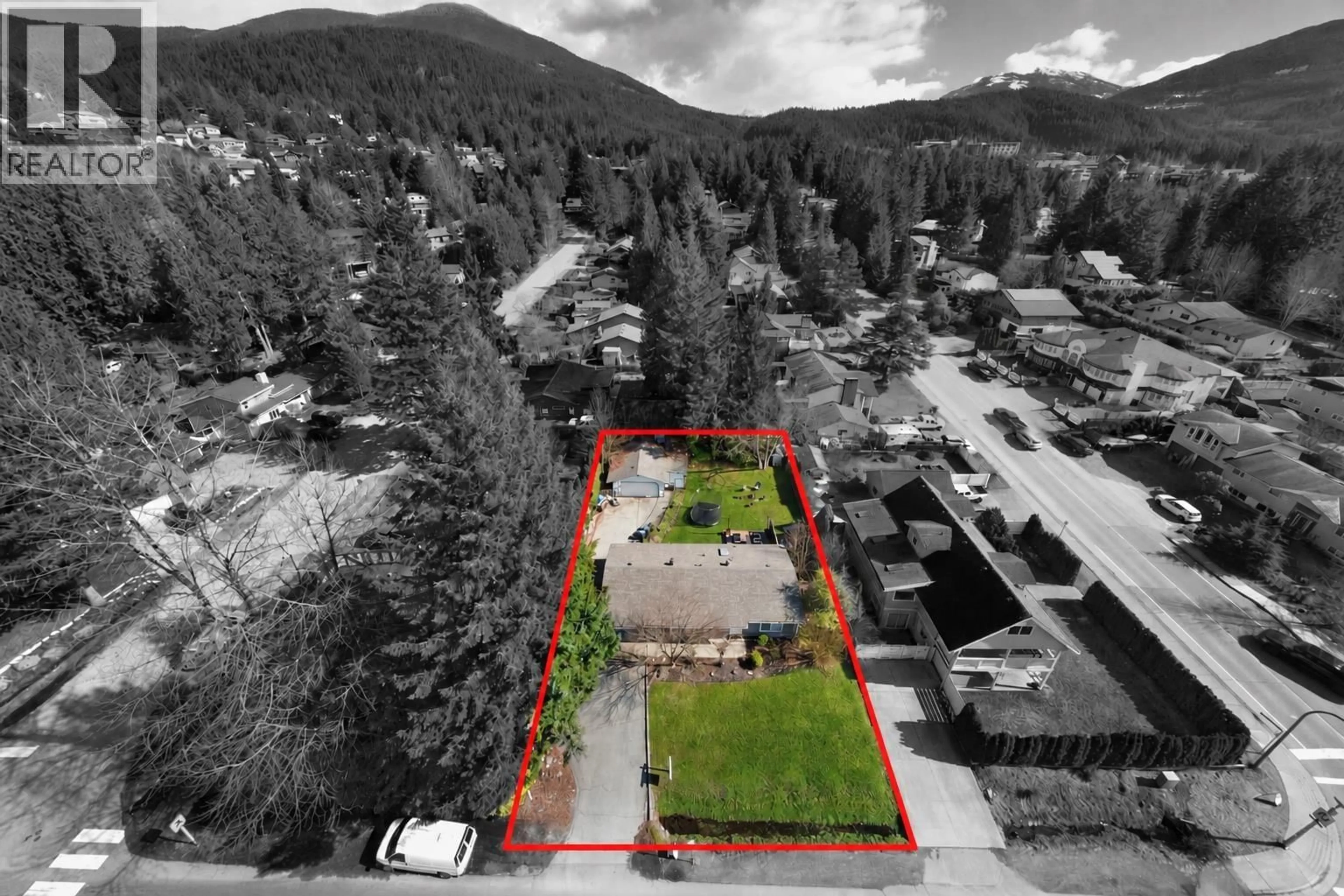 A pic from outside/outdoor area/front of a property/back of a property/a pic from drone, unknown for 40410 PERTH DRIVE, Squamish British Columbia V0N1T0