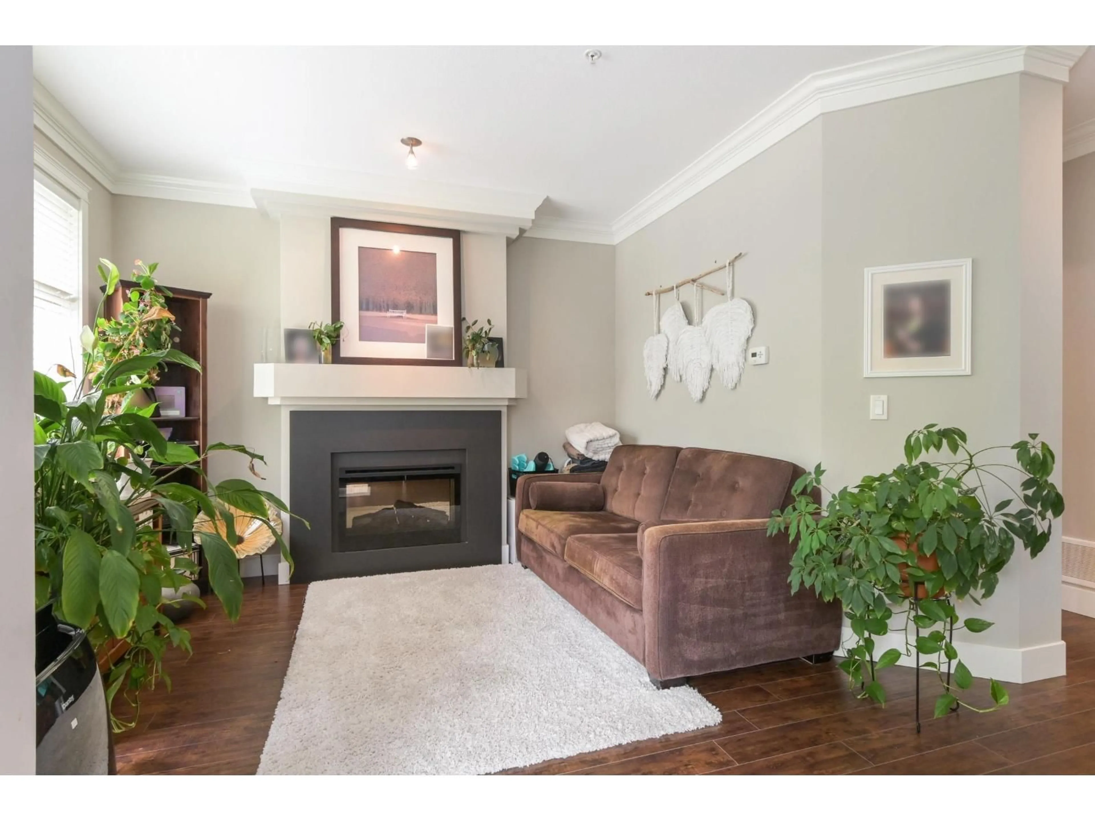 Living room with furniture, wood/laminate floor for 52 - 22225 50 AVENUE, Langley British Columbia V2Y0G7