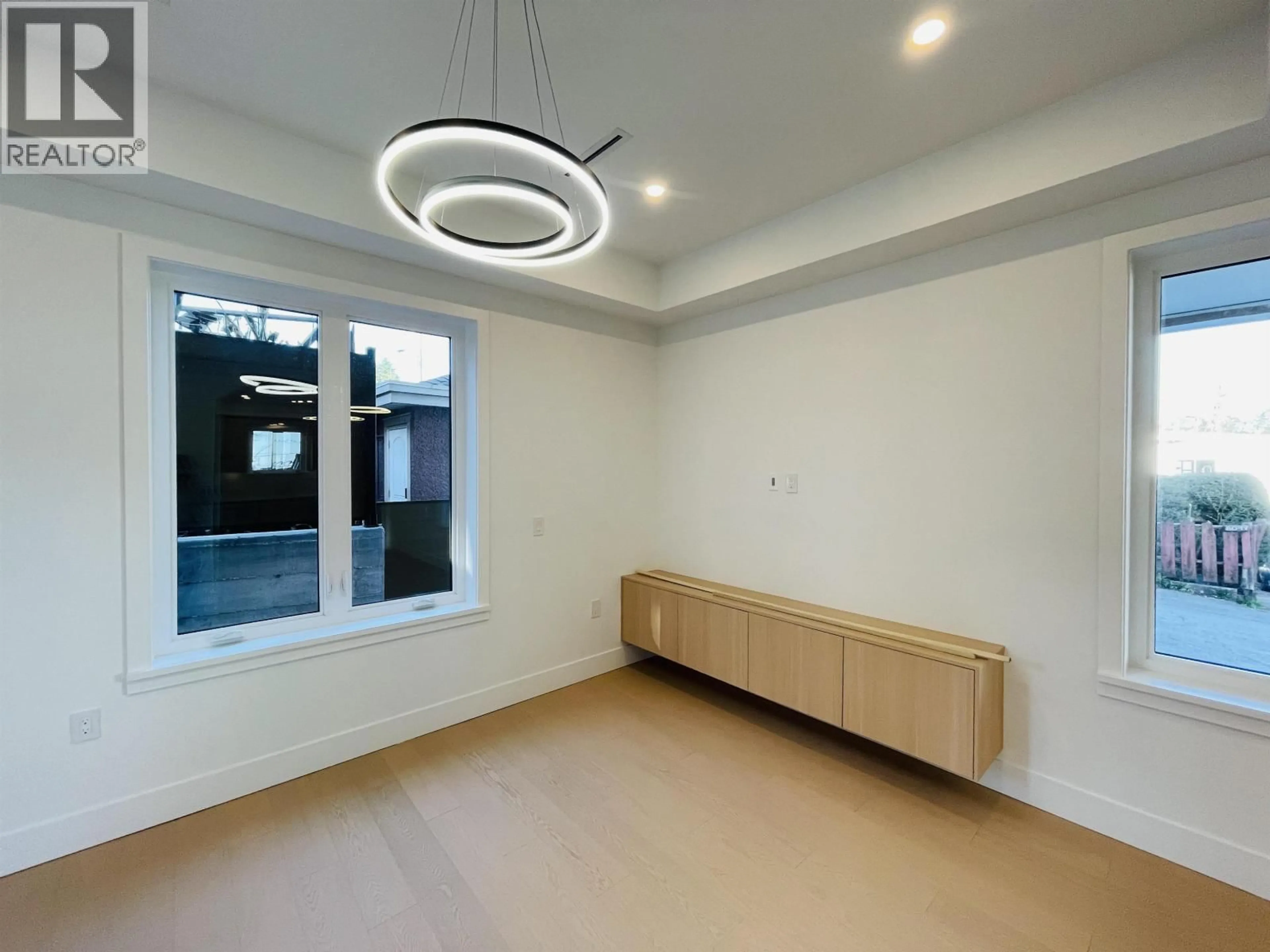 Indoor foyer for 2450 HARRISON DRIVE, Vancouver British Columbia V5P2P8