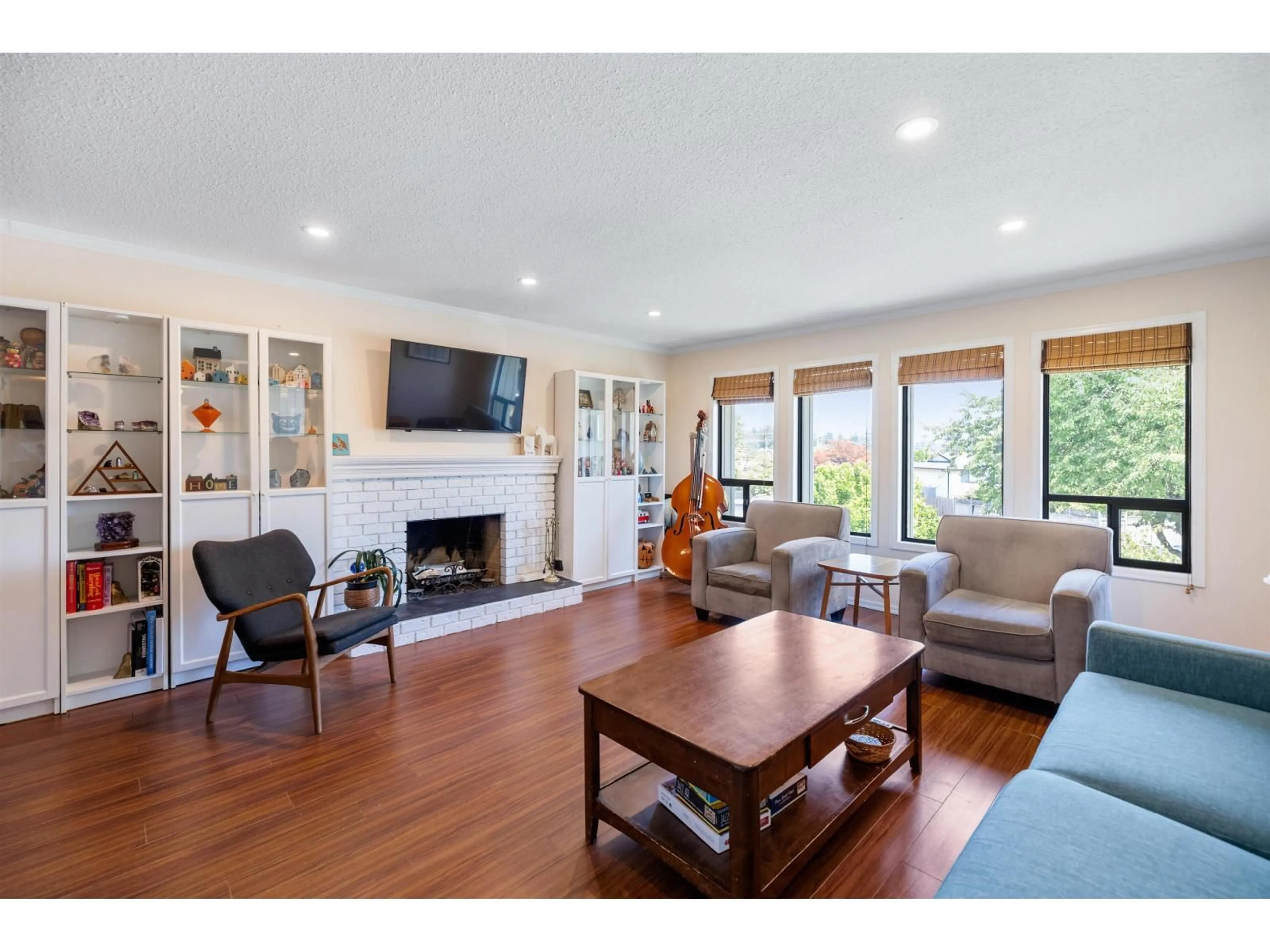 Living room with furniture, wood/laminate floor for 21226 94B AVENUE, Langley British Columbia V1M1M9