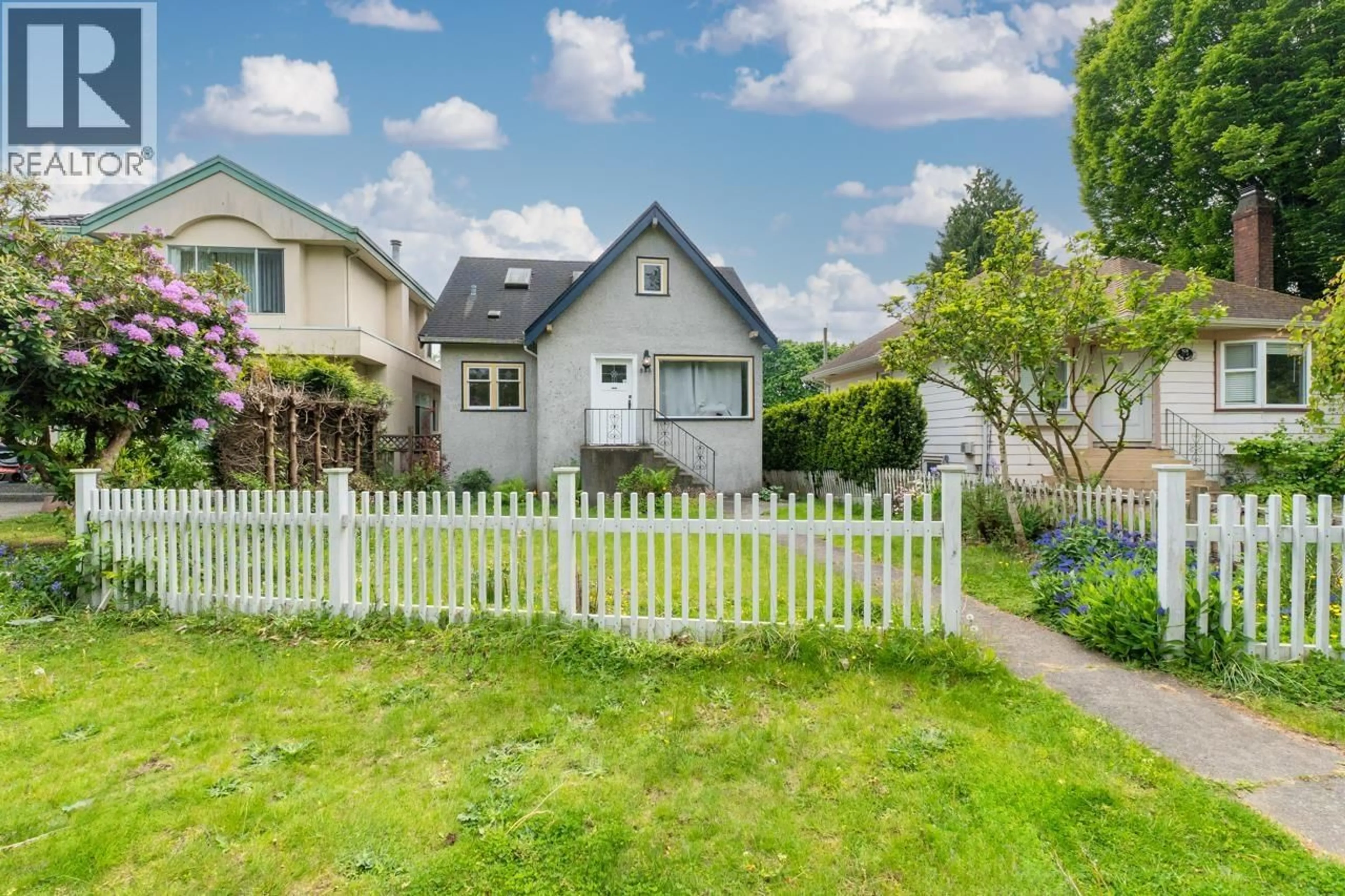 A pic from outside/outdoor area/front of a property/back of a property/a pic from drone, street for 922 PARK DRIVE, Vancouver British Columbia V6P2J4