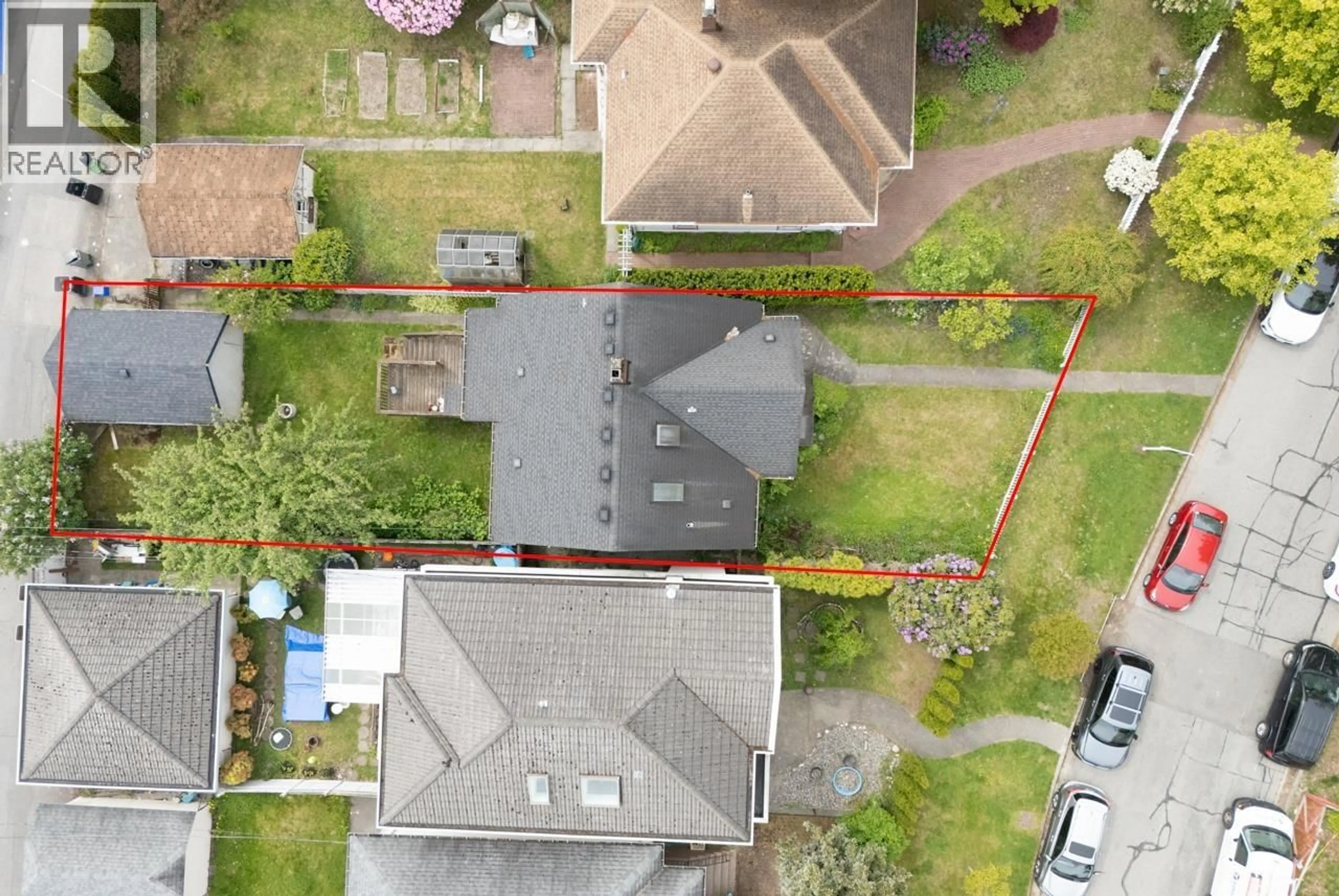 A pic from outside/outdoor area/front of a property/back of a property/a pic from drone, street for 922 PARK DRIVE, Vancouver British Columbia V6P2J4
