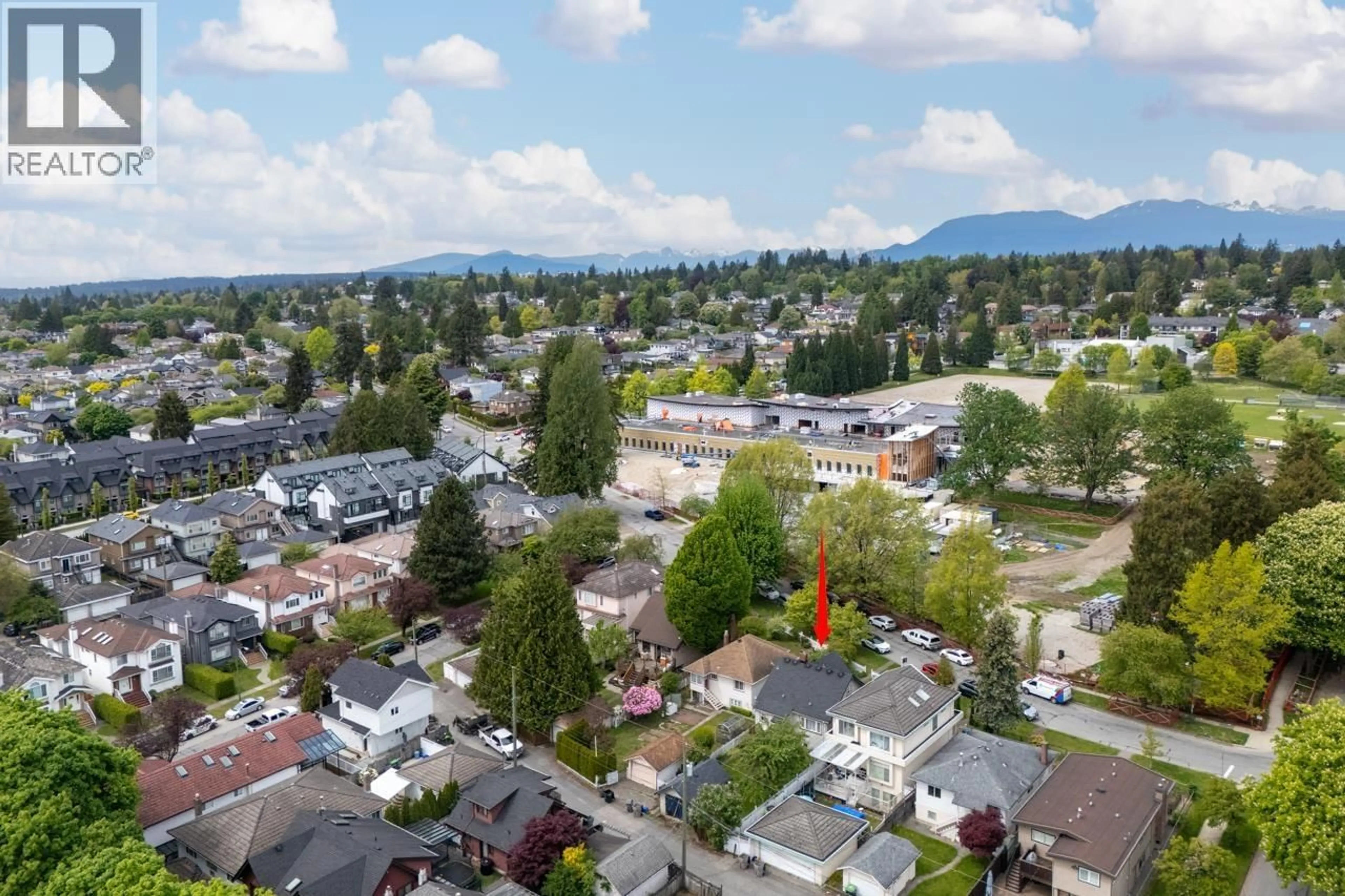 A pic from outside/outdoor area/front of a property/back of a property/a pic from drone, mountain view for 922 PARK DRIVE, Vancouver British Columbia V6P2J4