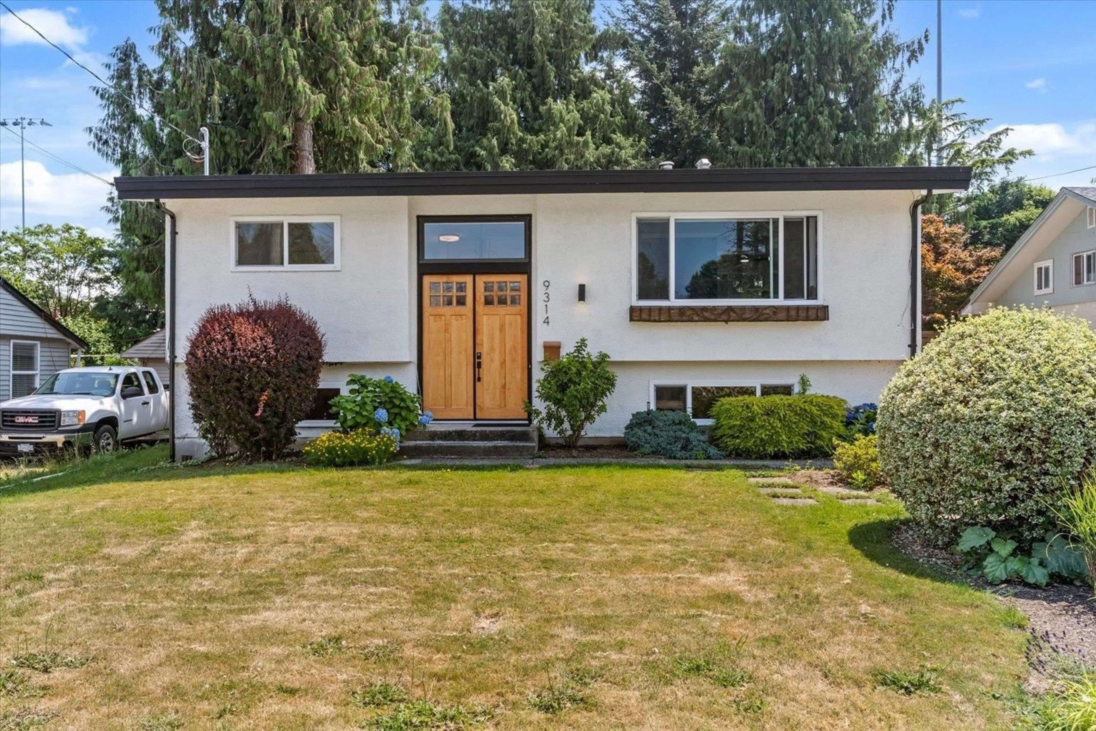 Home with vinyl exterior material, street for 9314 JACKSON STREET, Chilliwack British Columbia V2P3X1