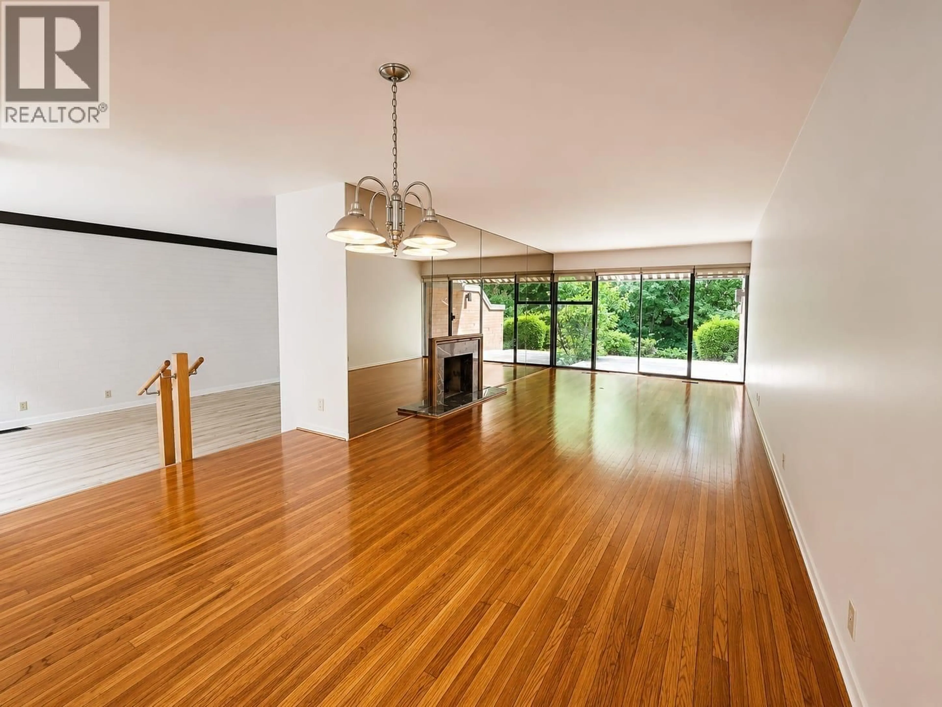 Indoor foyer for 406 GREENSBORO PLACE, Vancouver British Columbia V5X4M4