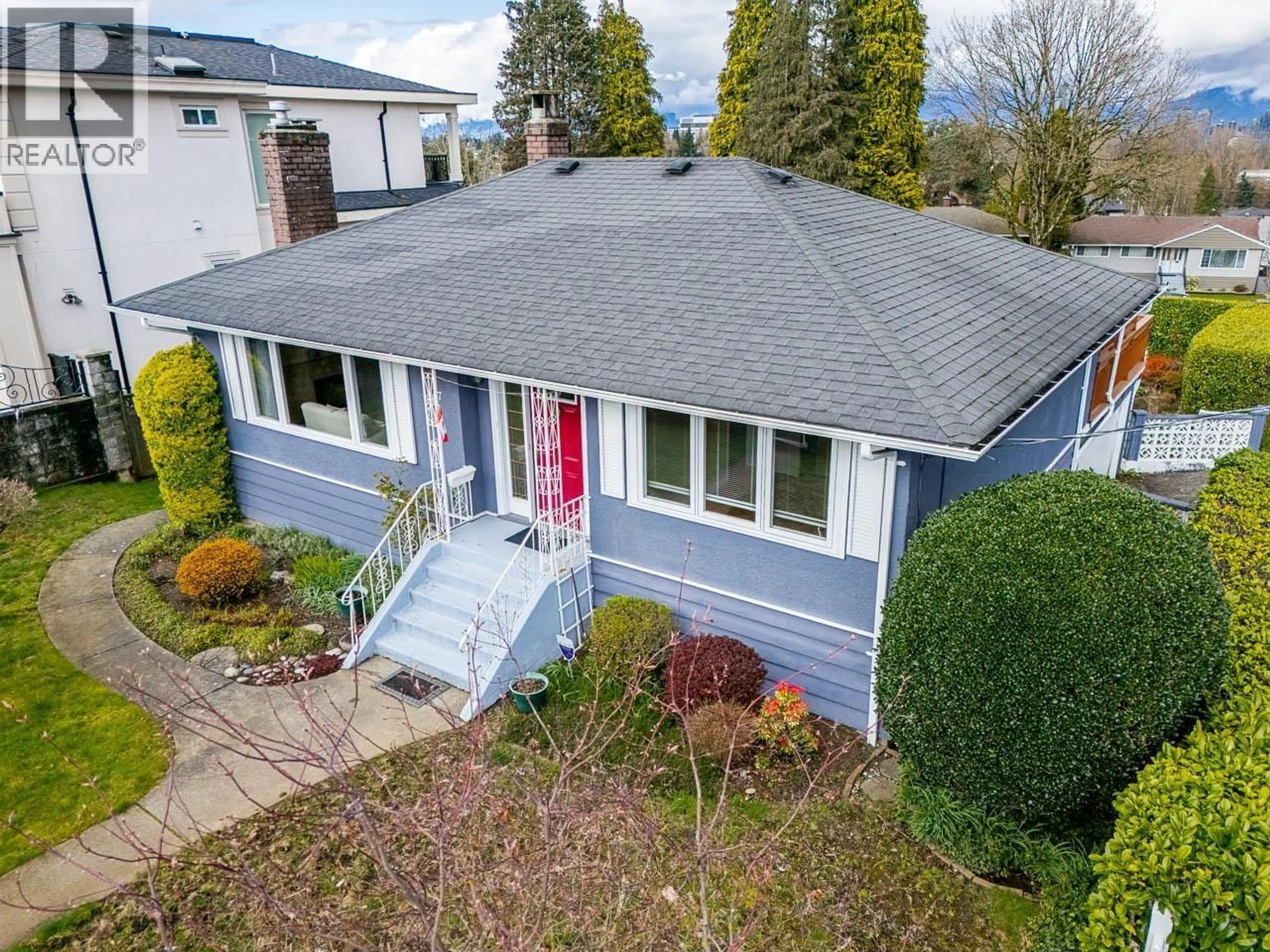 A pic from outside/outdoor area/front of a property/back of a property/a pic from drone, street for 4457 BURKE STREET, Burnaby British Columbia V5H1C1