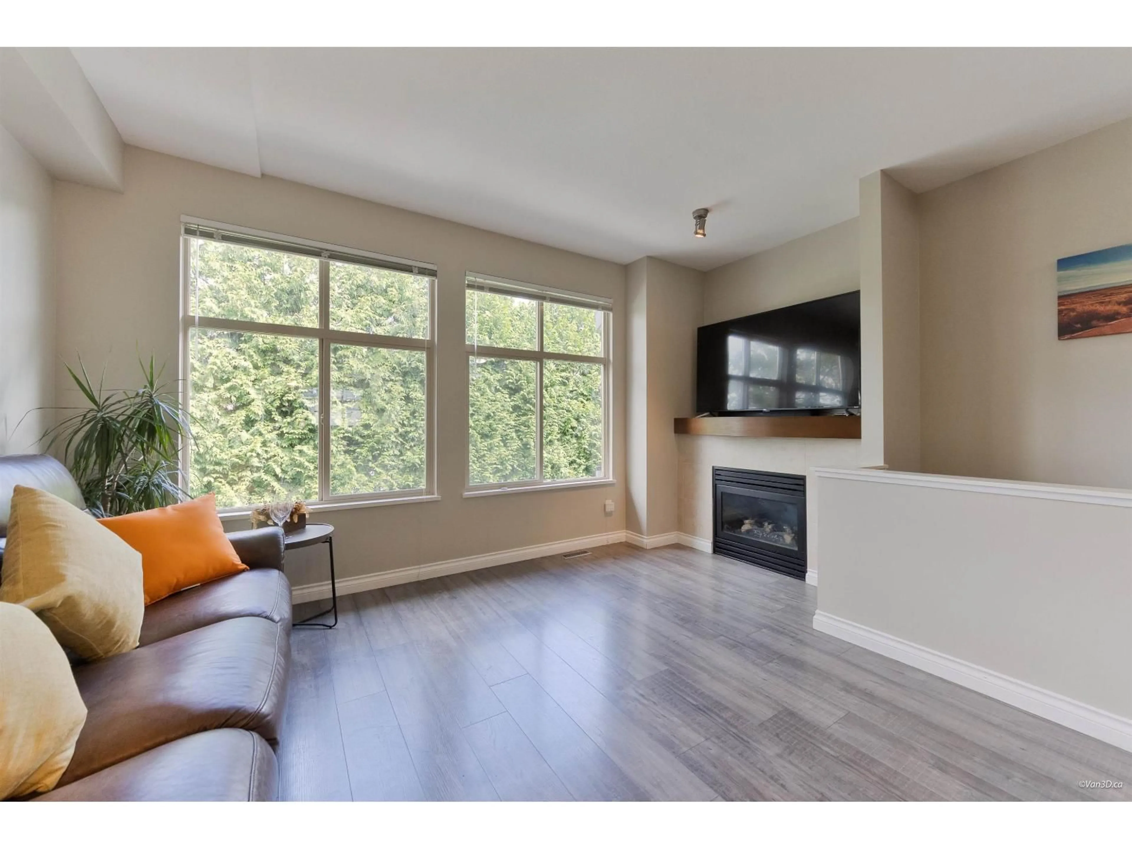 Living room with furniture, wood/laminate floor for 38 - 21661 88 AVENUE, Langley British Columbia V1M4E6