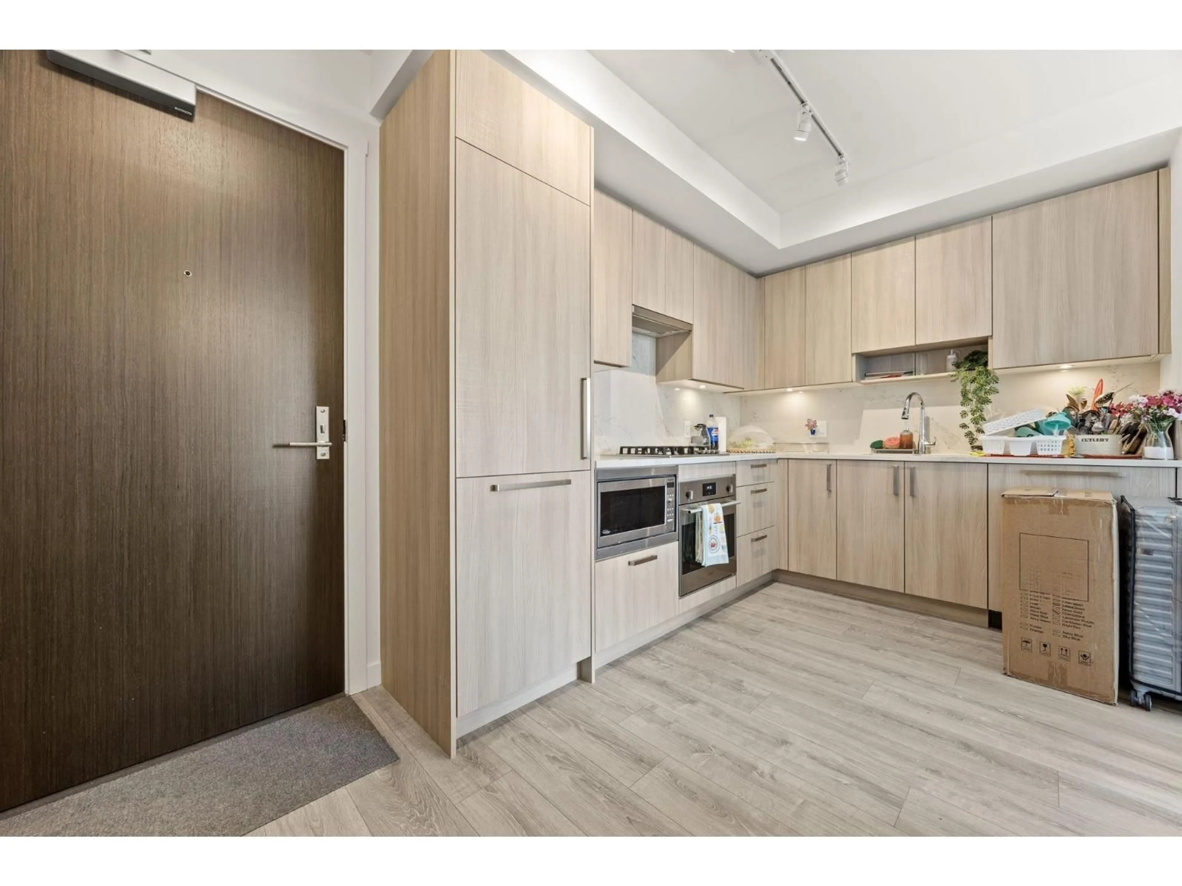 Standard kitchen, wood/laminate floor for 914 - 13350 CENTRAL AVENUE, Surrey British Columbia V3T0S1