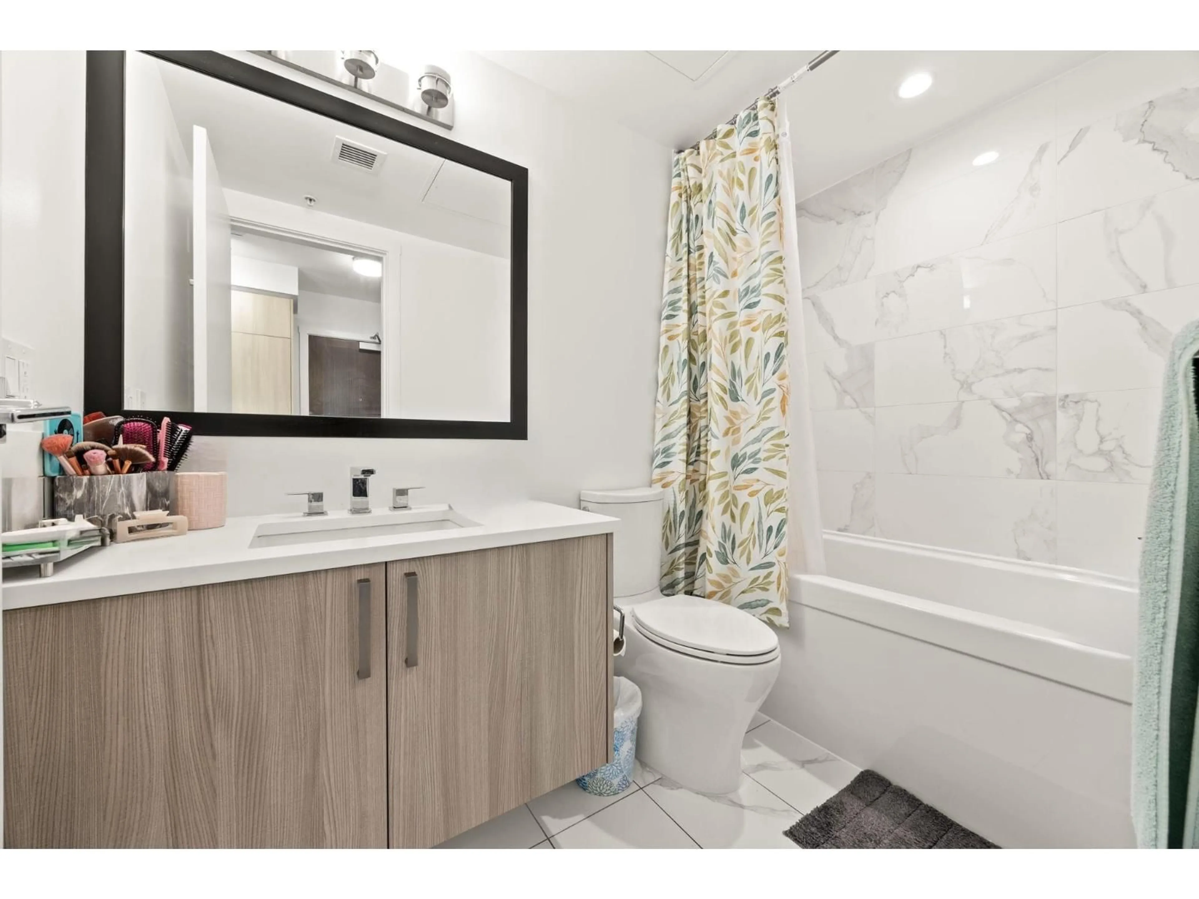 Standard bathroom, ceramic/tile floor for 914 - 13350 CENTRAL AVENUE, Surrey British Columbia V3T0S1