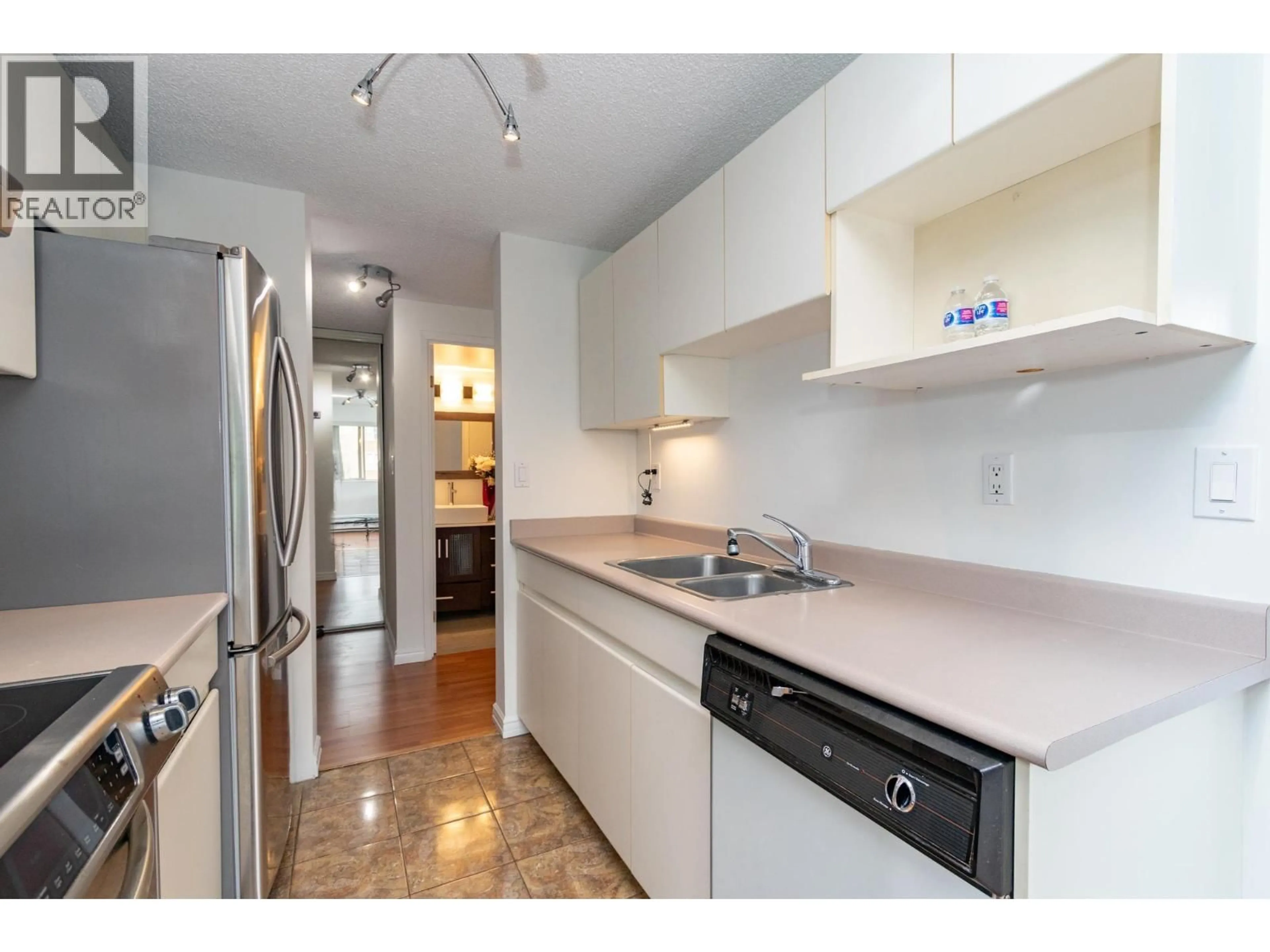 Standard kitchen, unknown for 406 - 110 4TH STREET, North Vancouver British Columbia V7M3H3