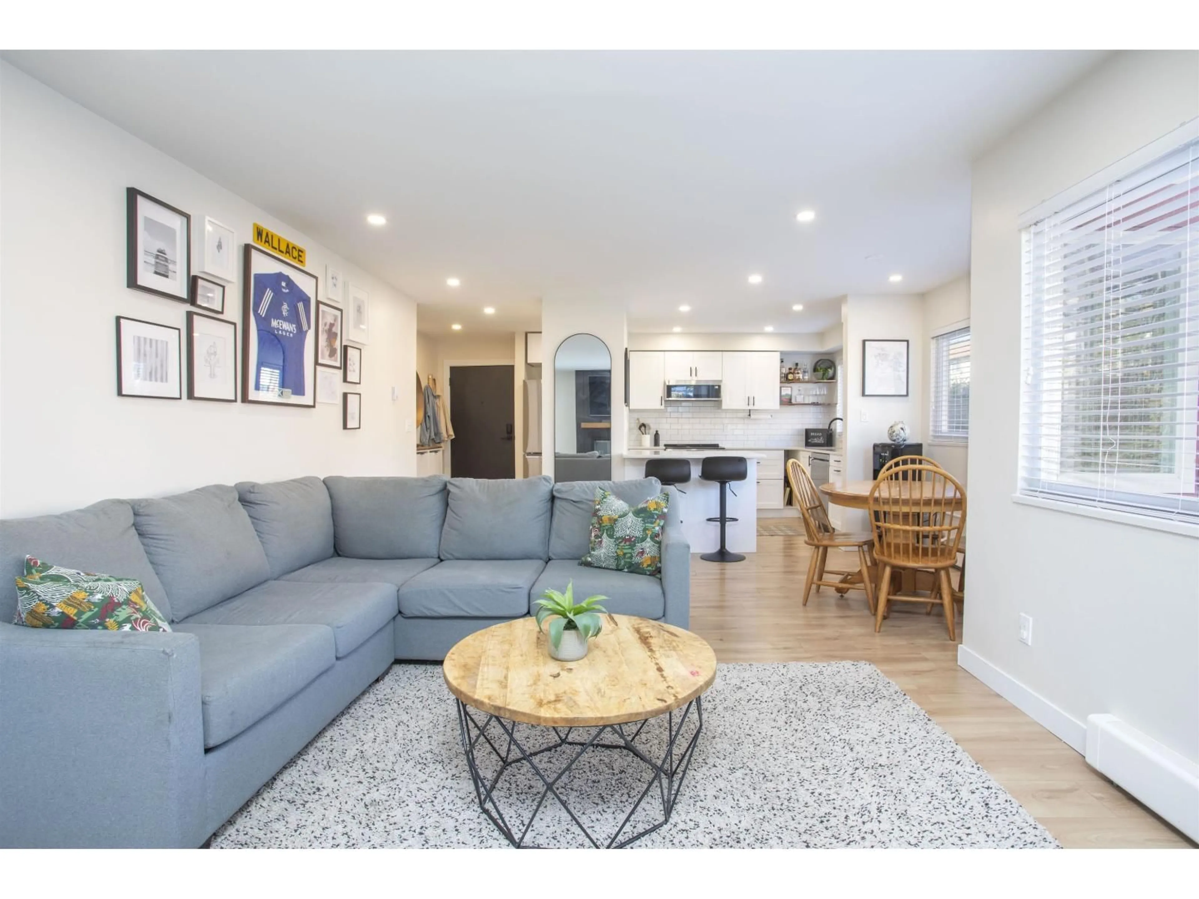 Living room with furniture, unknown for 202 - 1381 MARTIN STREET, White Rock British Columbia V4B3W6