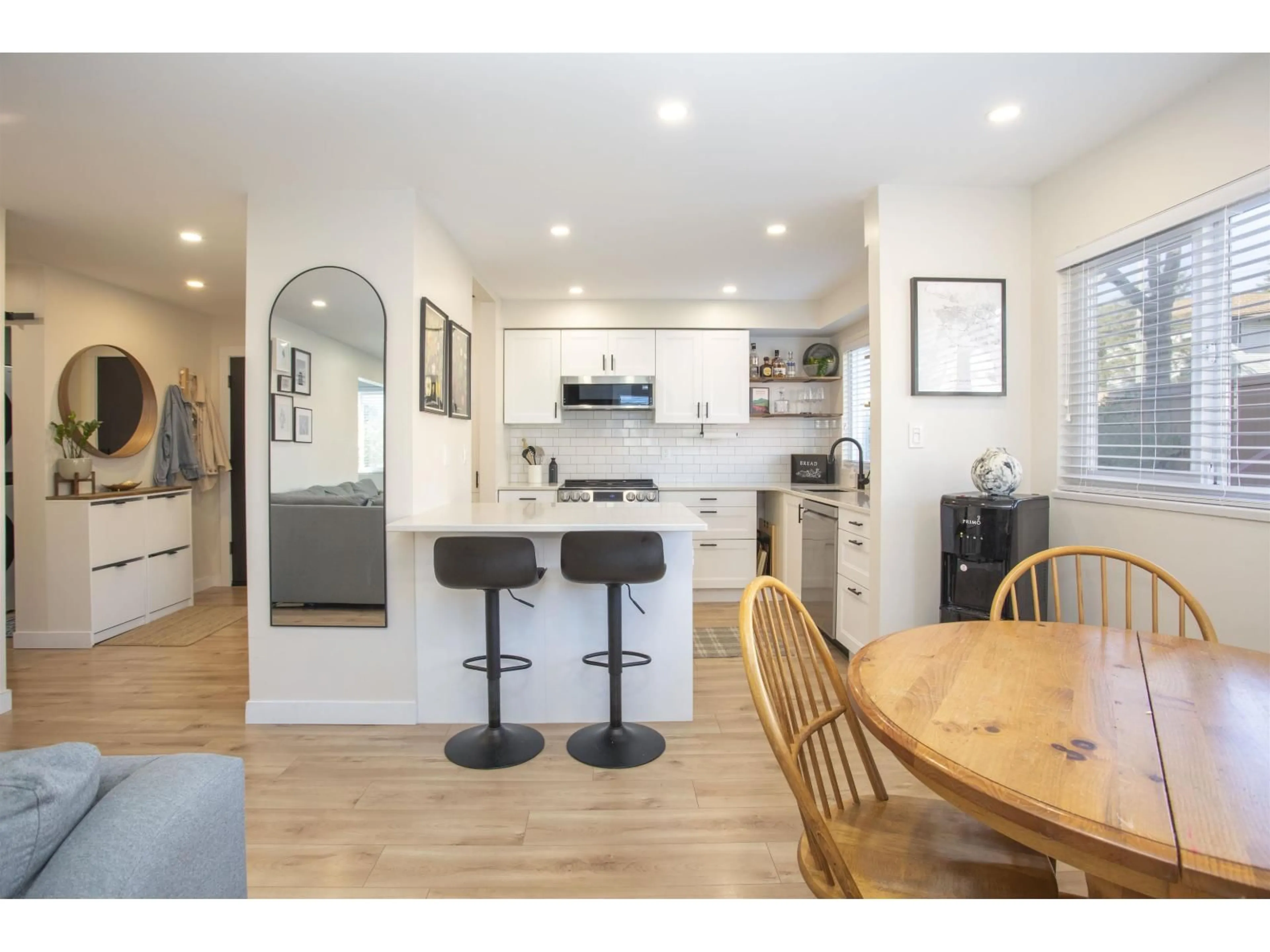 Open concept kitchen, wood/laminate floor for 202 - 1381 MARTIN STREET, White Rock British Columbia V4B3W6