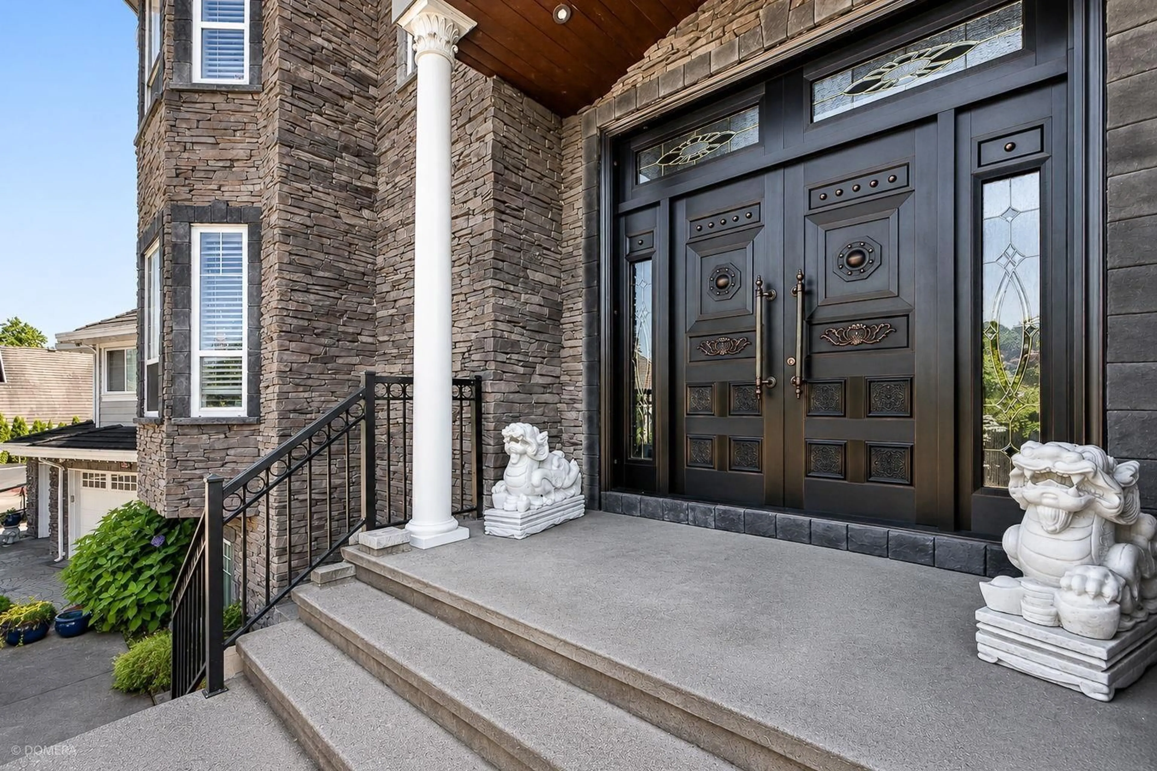 Indoor entryway for 16452 93A AVENUE, Surrey British Columbia V4N5S3