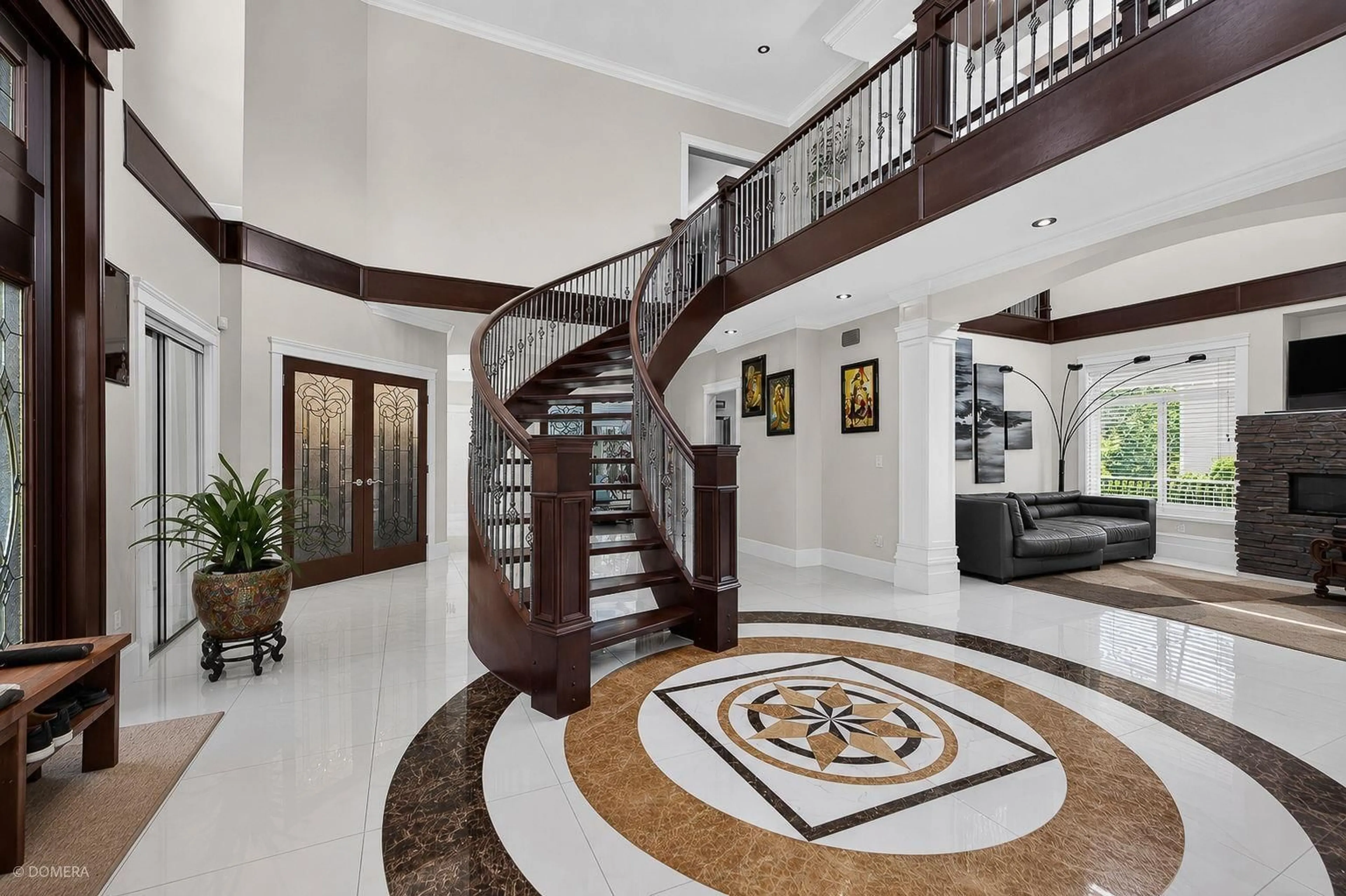 Indoor foyer for 16452 93A AVENUE, Surrey British Columbia V4N5S3
