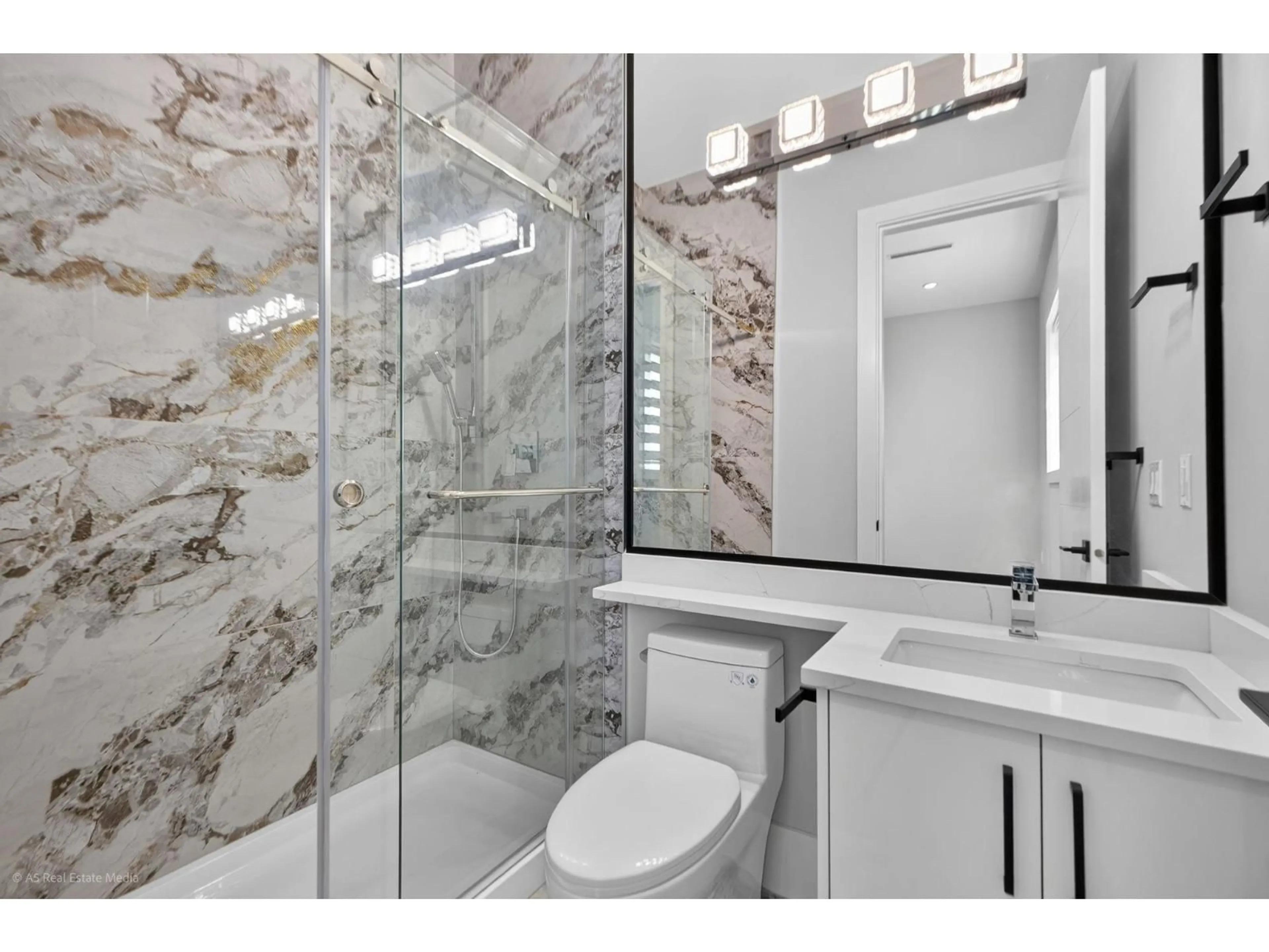 Contemporary bathroom, ceramic/tile floor for 11688 96 AVENUE, Delta British Columbia V4C3W7
