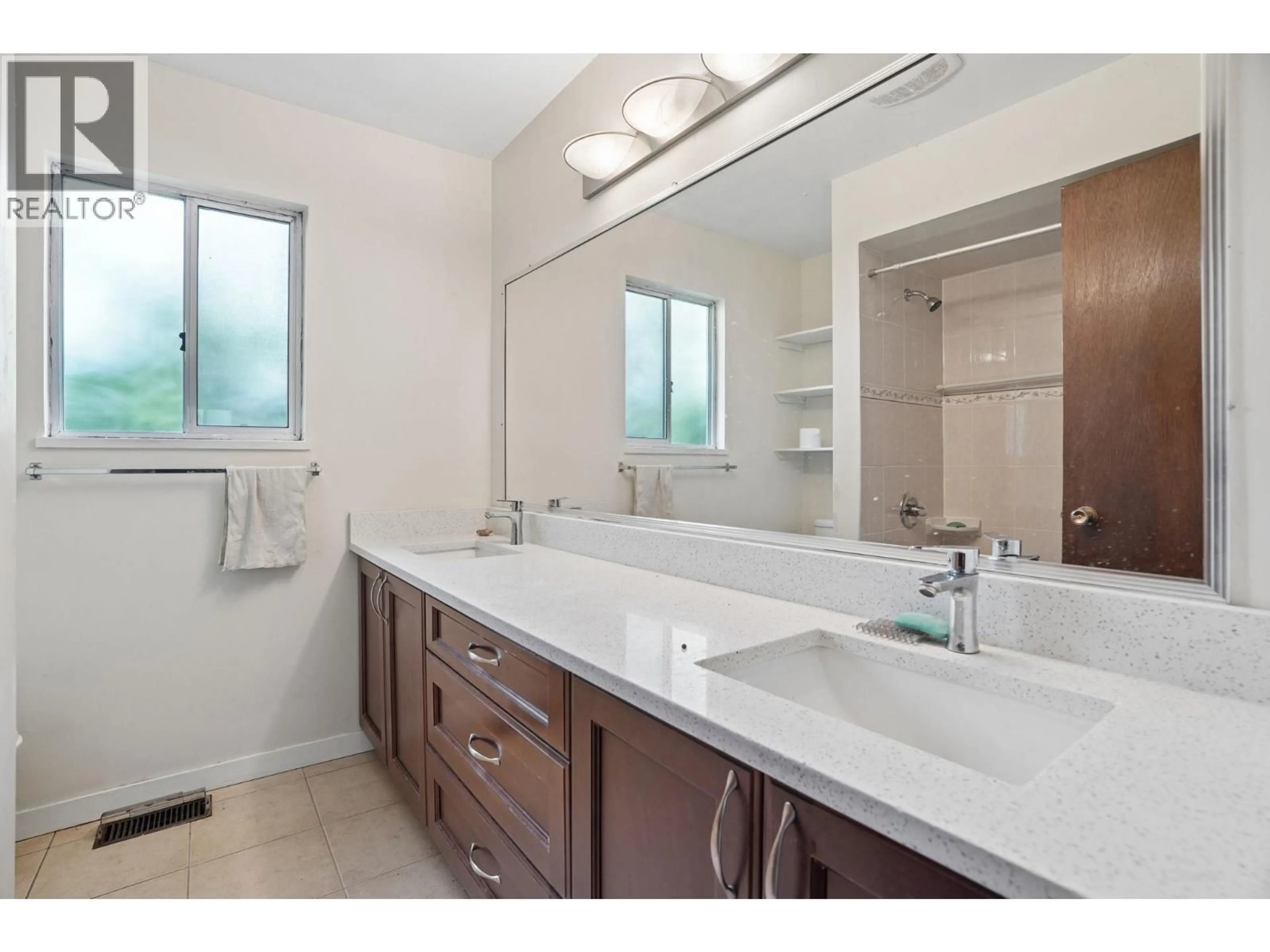 Standard bathroom, ceramic/tile floor for 1469 17TH AVENUE, Vancouver British Columbia V5N2G8