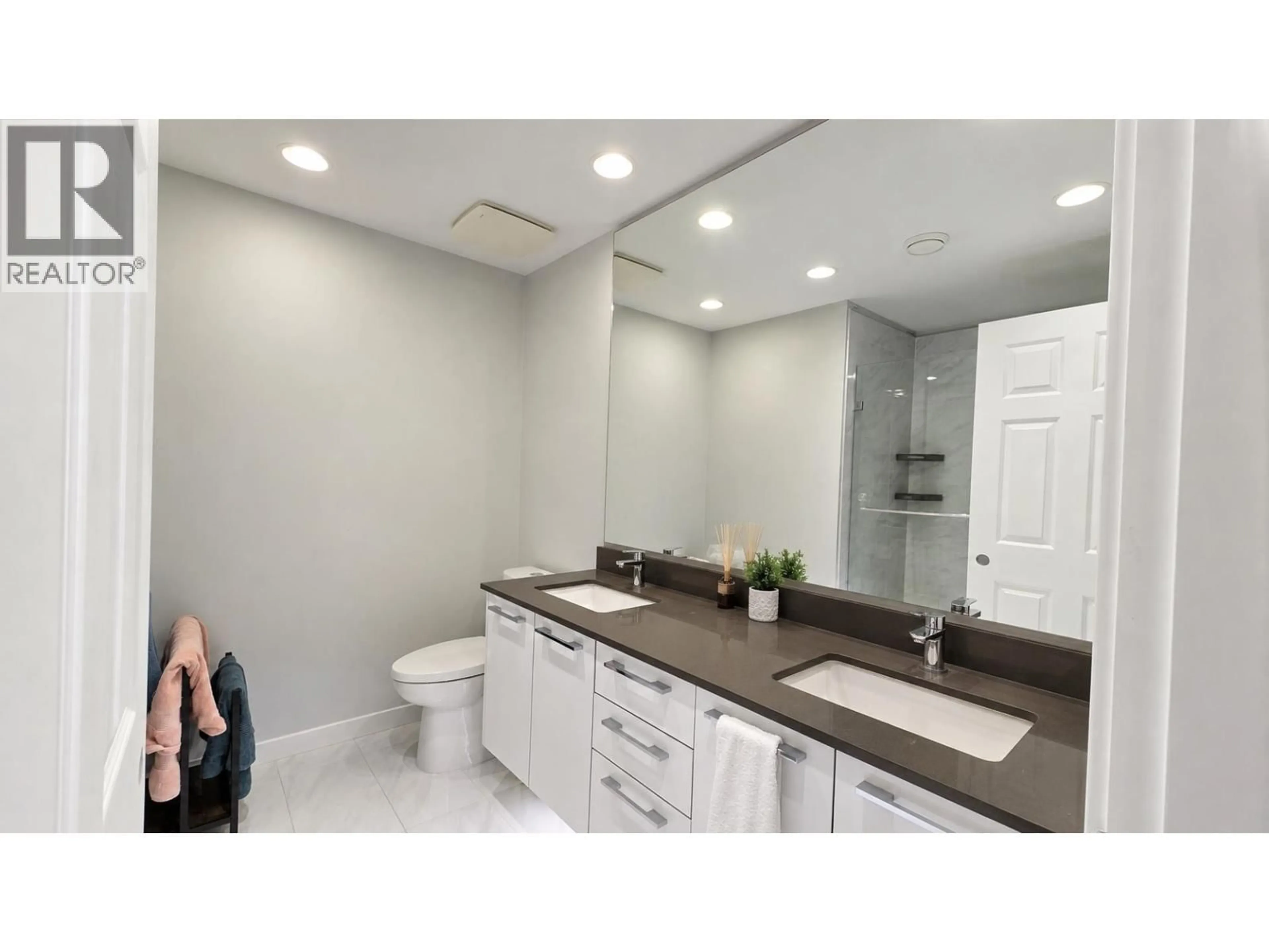 Contemporary bathroom, ceramic/tile floor for 112 - 9551 ALEXANDRA ROAD, Richmond British Columbia V6X0S6