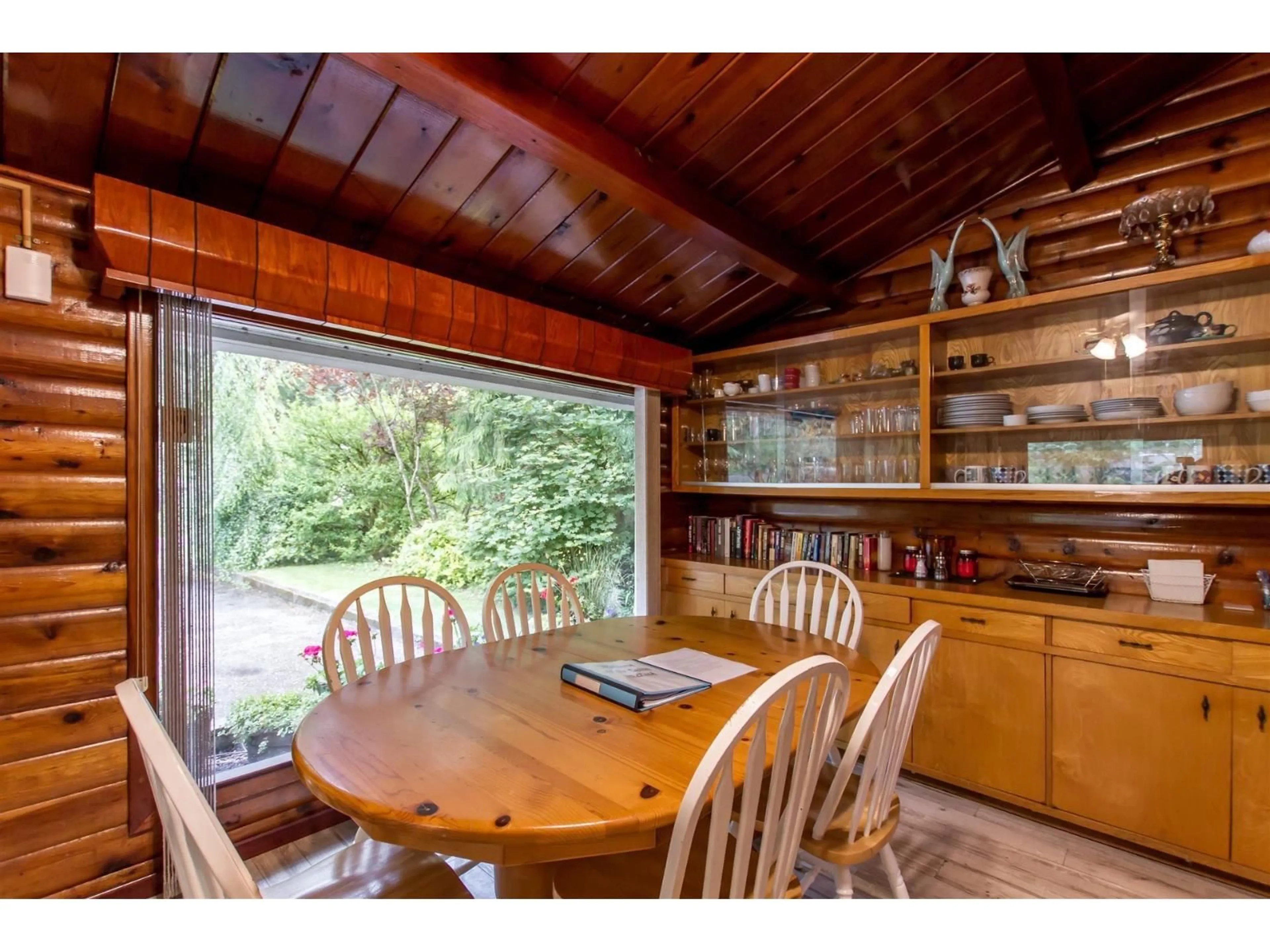 Dining room, wood/laminate floor for 542 PARK DRIVE, Cultus Lake British Columbia V2R4Z8