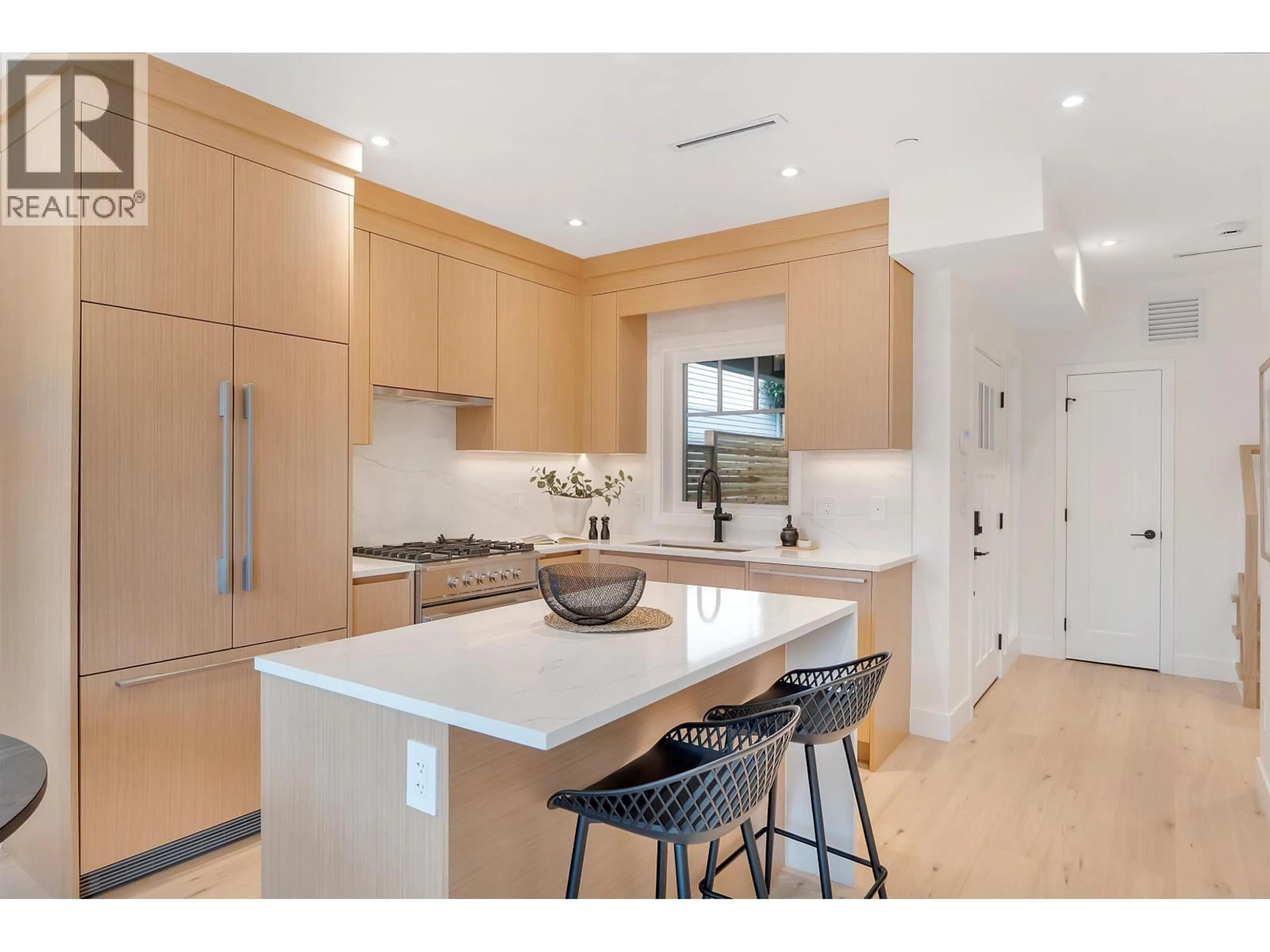 Contemporary kitchen, unknown for 265 6TH STREET, North Vancouver British Columbia V7M1K7