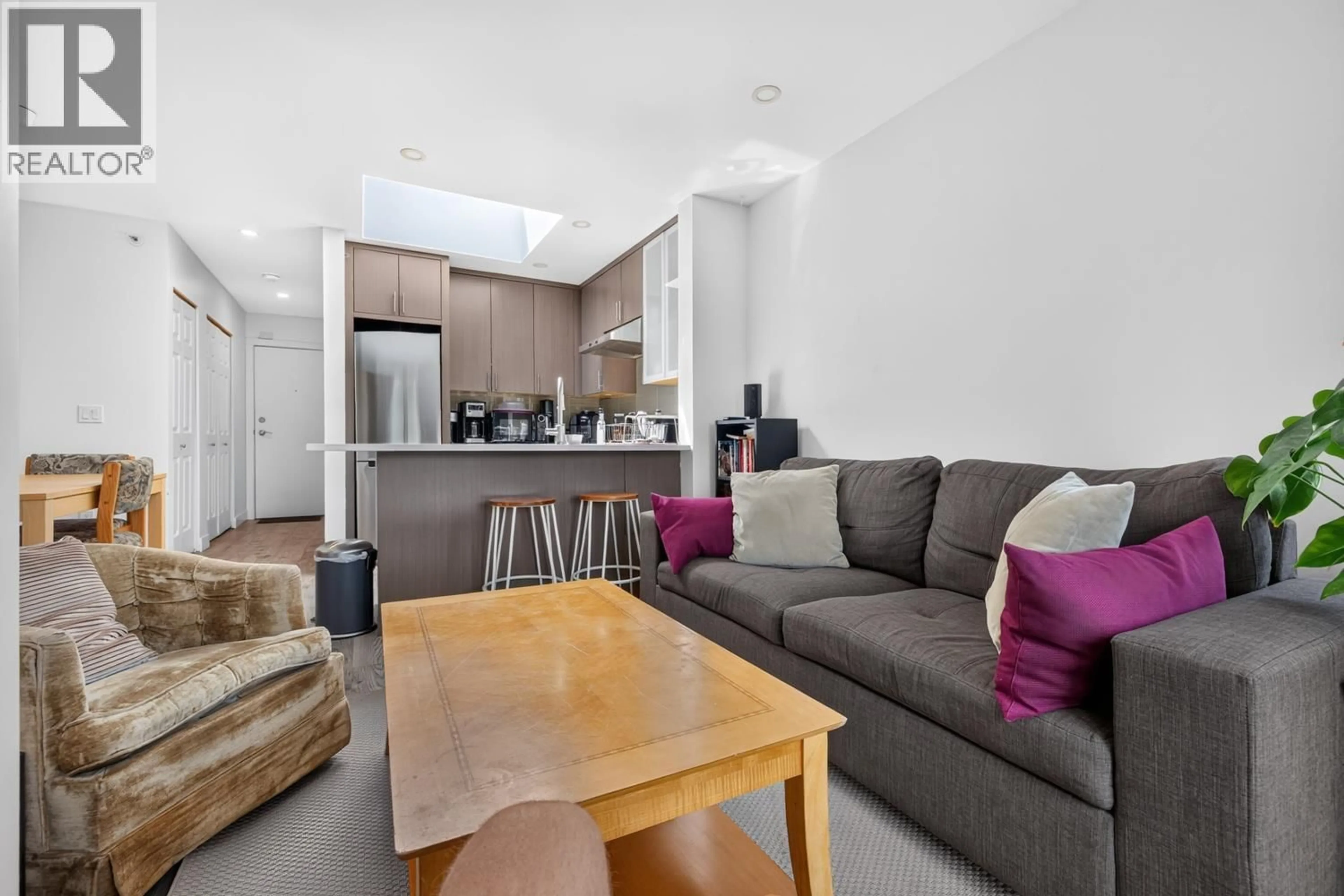 Living room with furniture, unknown for 401 - 688 16TH AVENUE, Vancouver British Columbia V5T2V4