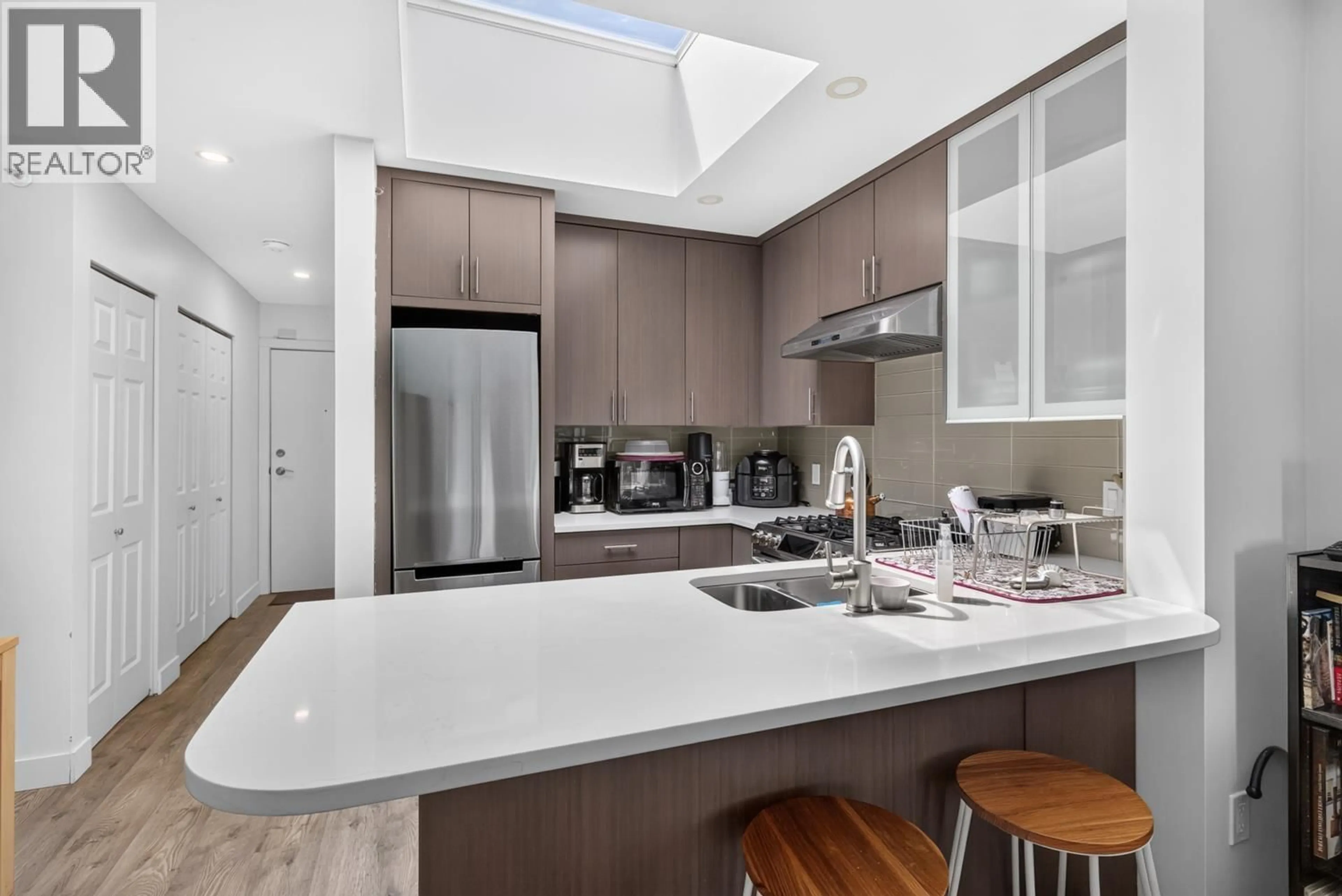 Contemporary kitchen, unknown for 401 - 688 16TH AVENUE, Vancouver British Columbia V5T2V4
