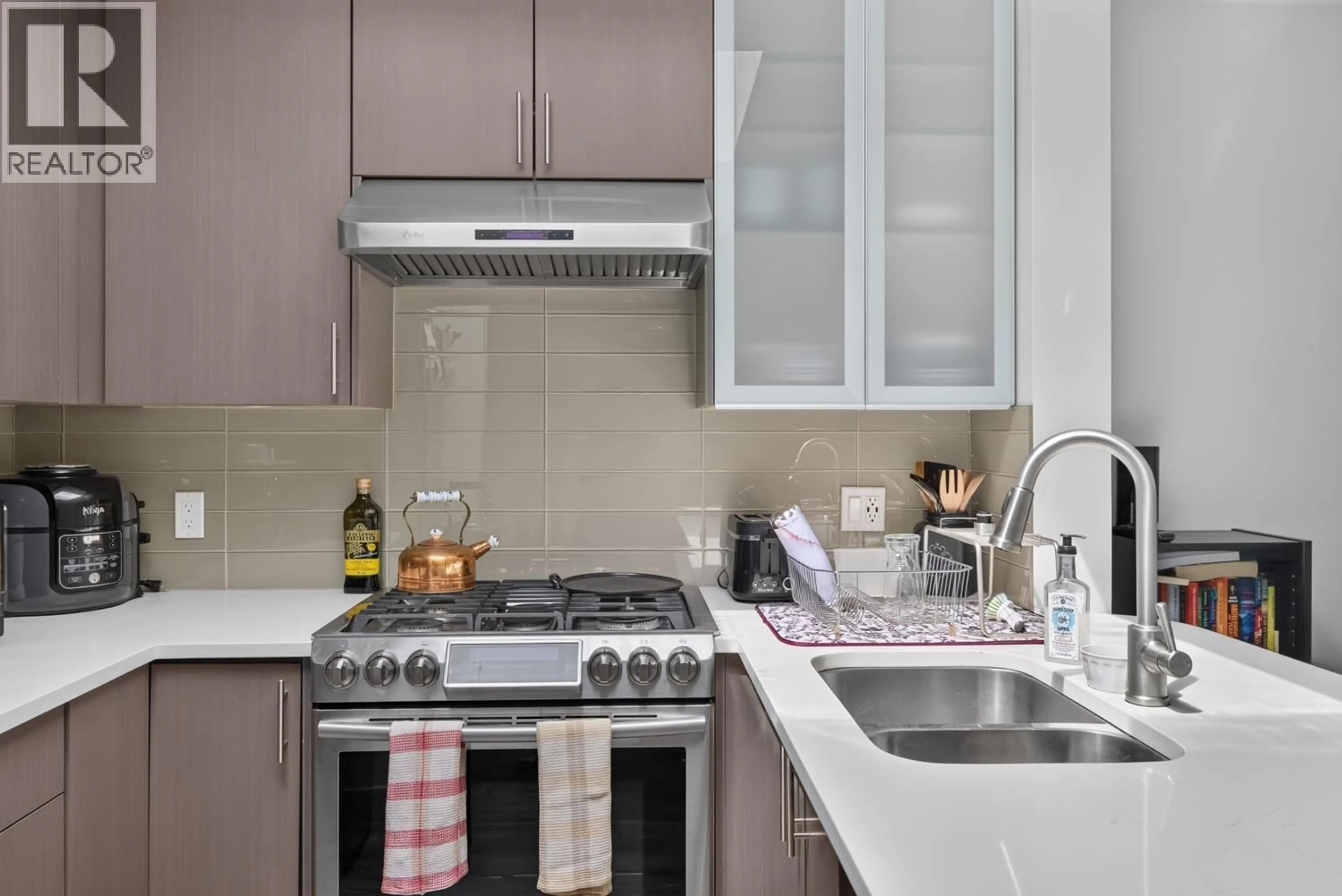 Contemporary kitchen, ceramic/tile floor for 401 - 688 16TH AVENUE, Vancouver British Columbia V5T2V4