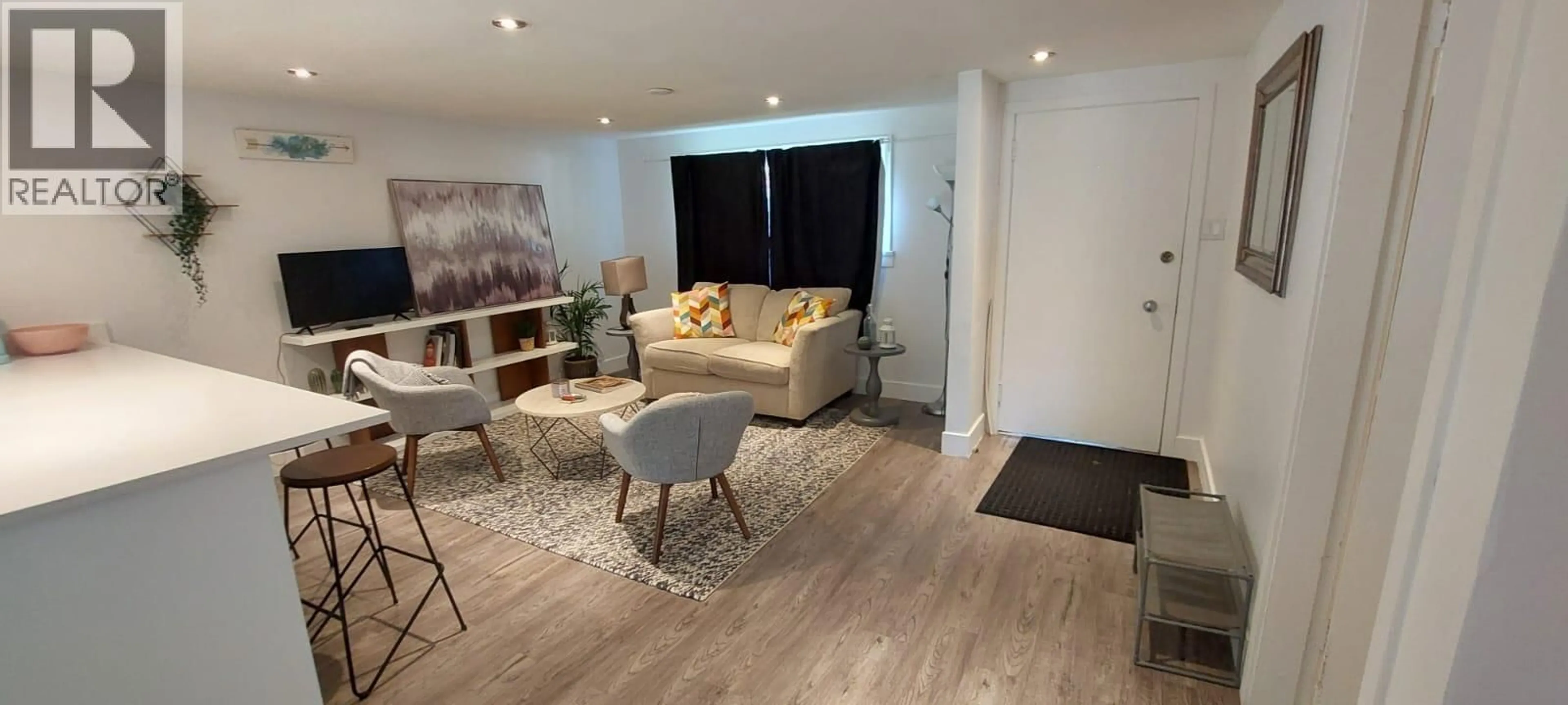 Living room with furniture, wood/laminate floor for 5111 BLUNDELL ROAD, Richmond British Columbia V7C1H3