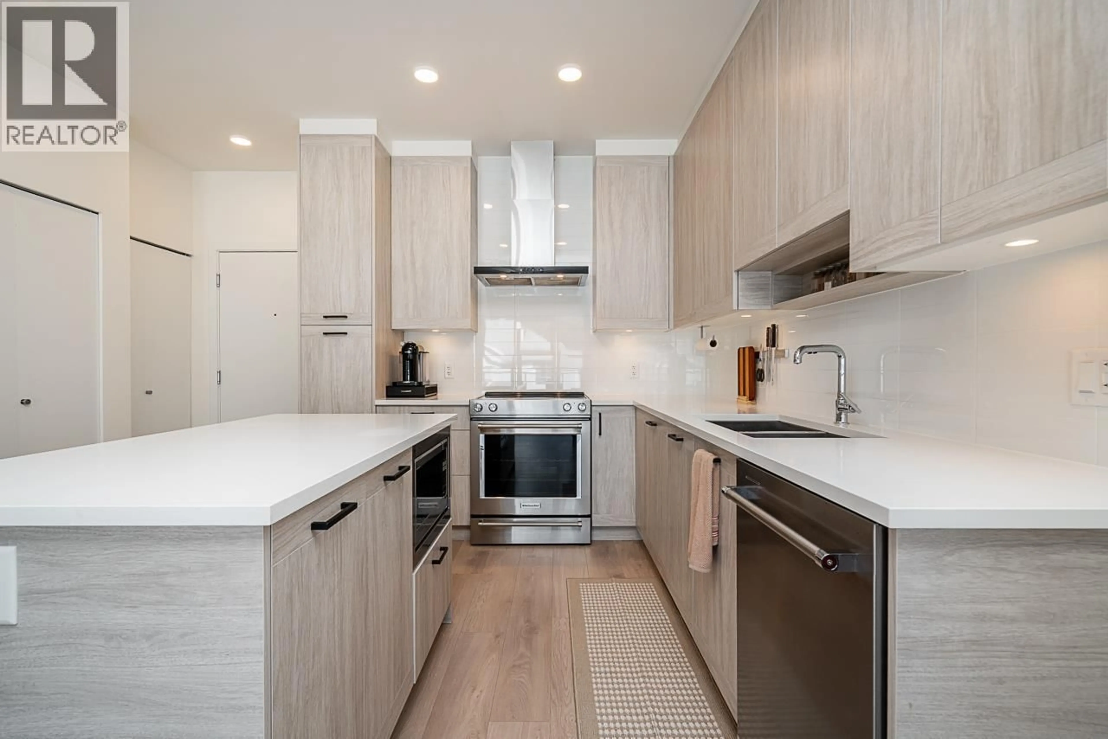 Contemporary kitchen, unknown for 303 - 7579 16TH STREET, Burnaby British Columbia V3N0H7