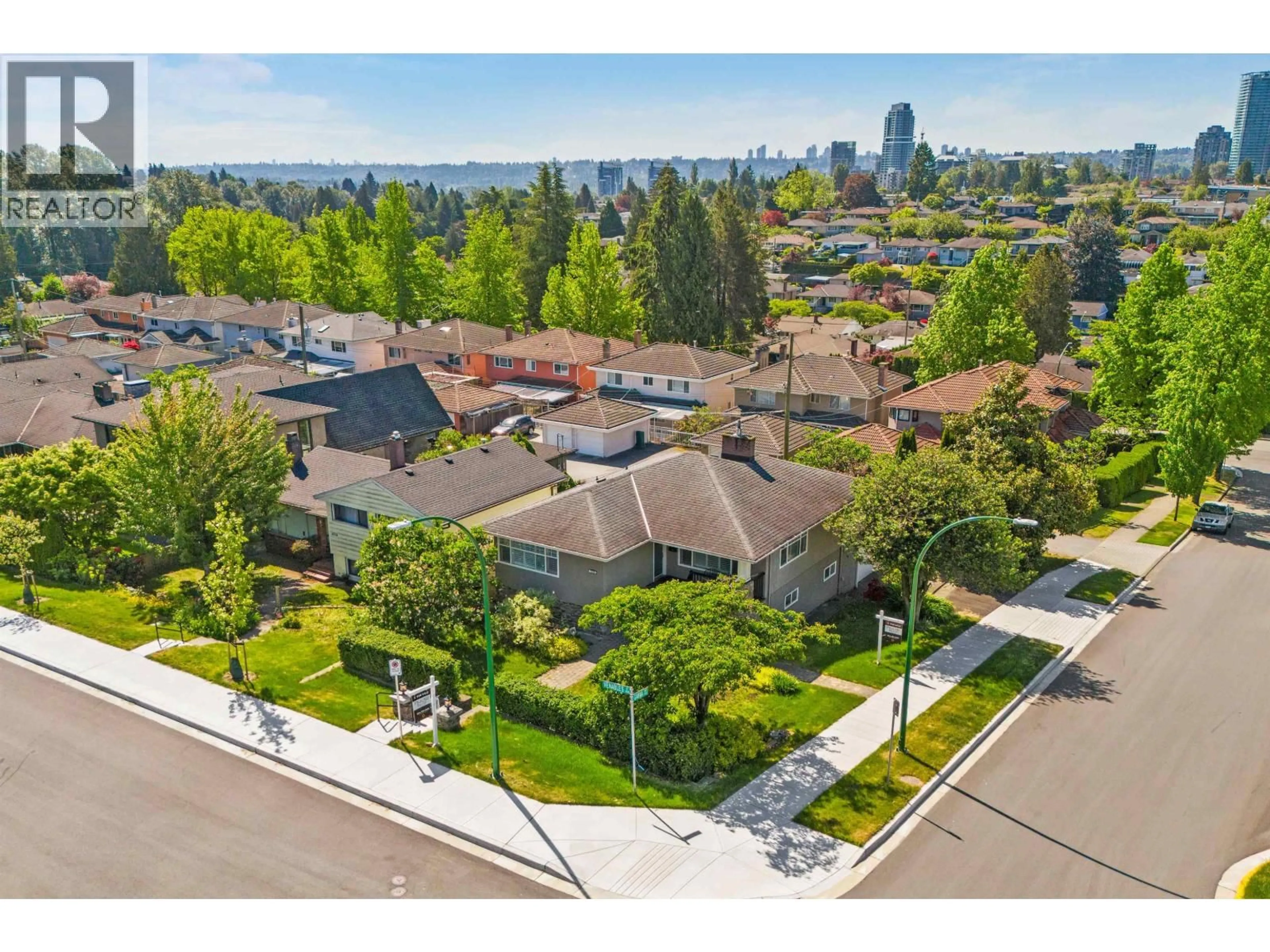 A pic from outside/outdoor area/front of a property/back of a property/a pic from drone, unknown for 4802 VENABLES STREET, Burnaby British Columbia V5C3A8