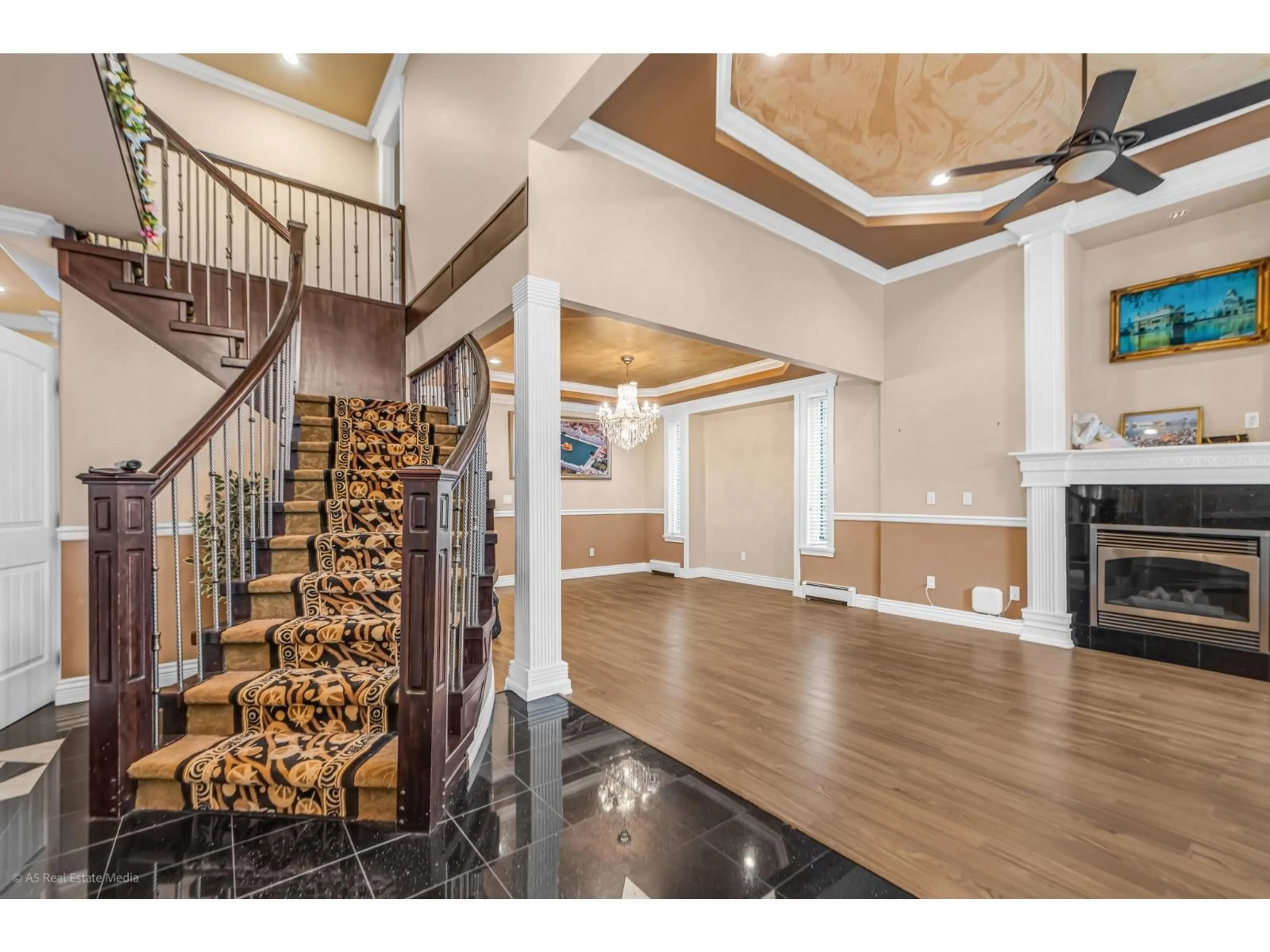 Indoor foyer for 6968 151A STREET, Surrey British Columbia V3W3T1