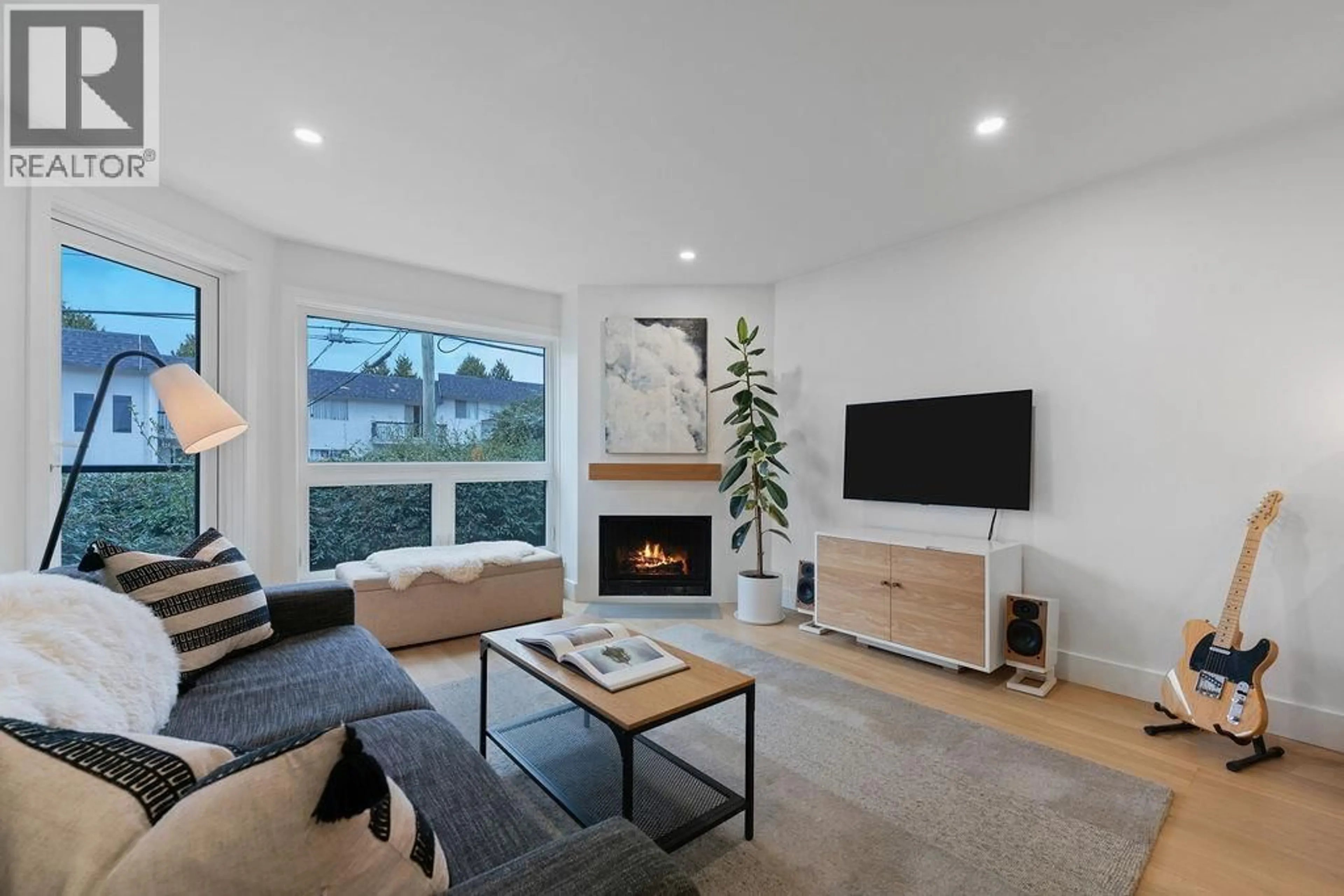 Living room with furniture, unknown for 203 - 607 8TH AVENUE, Vancouver British Columbia V5T1T2
